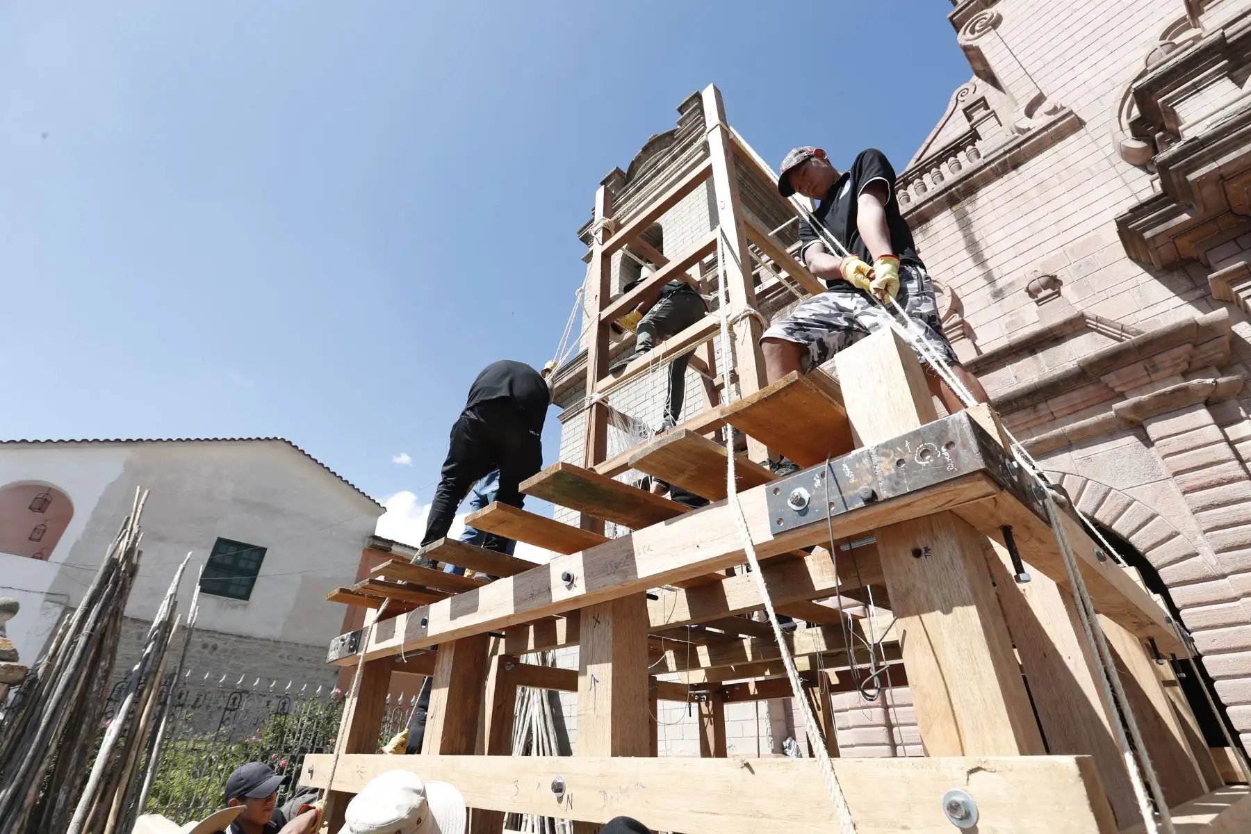 Semana Santa en Huamanga: decenas de trabajadores preparan la estructura de madera de la emblemática anda de la Pascua de la Resurrección de Ayacucho desde la explanada de la Catedral, la cual saldrá de procesión el domingo 9 de abril.
Foto:ANDINA/ Daniel Bracamonte
