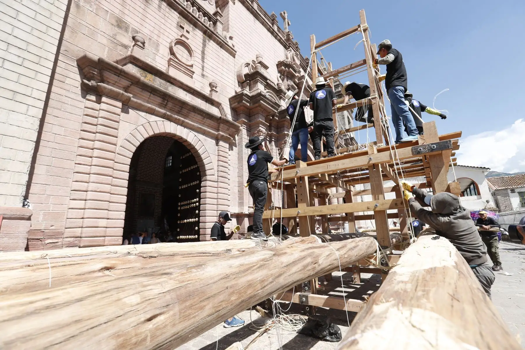 Semana Santa en Huamanga: decenas de trabajadores preparan la estructura de madera de la emblemática anda de la Pascua de la Resurrección de Ayacucho desde la explanada de la Catedral, la cual saldrá de procesión el domingo 9 de abril.
Foto:ANDINA/ Daniel Bracamonte