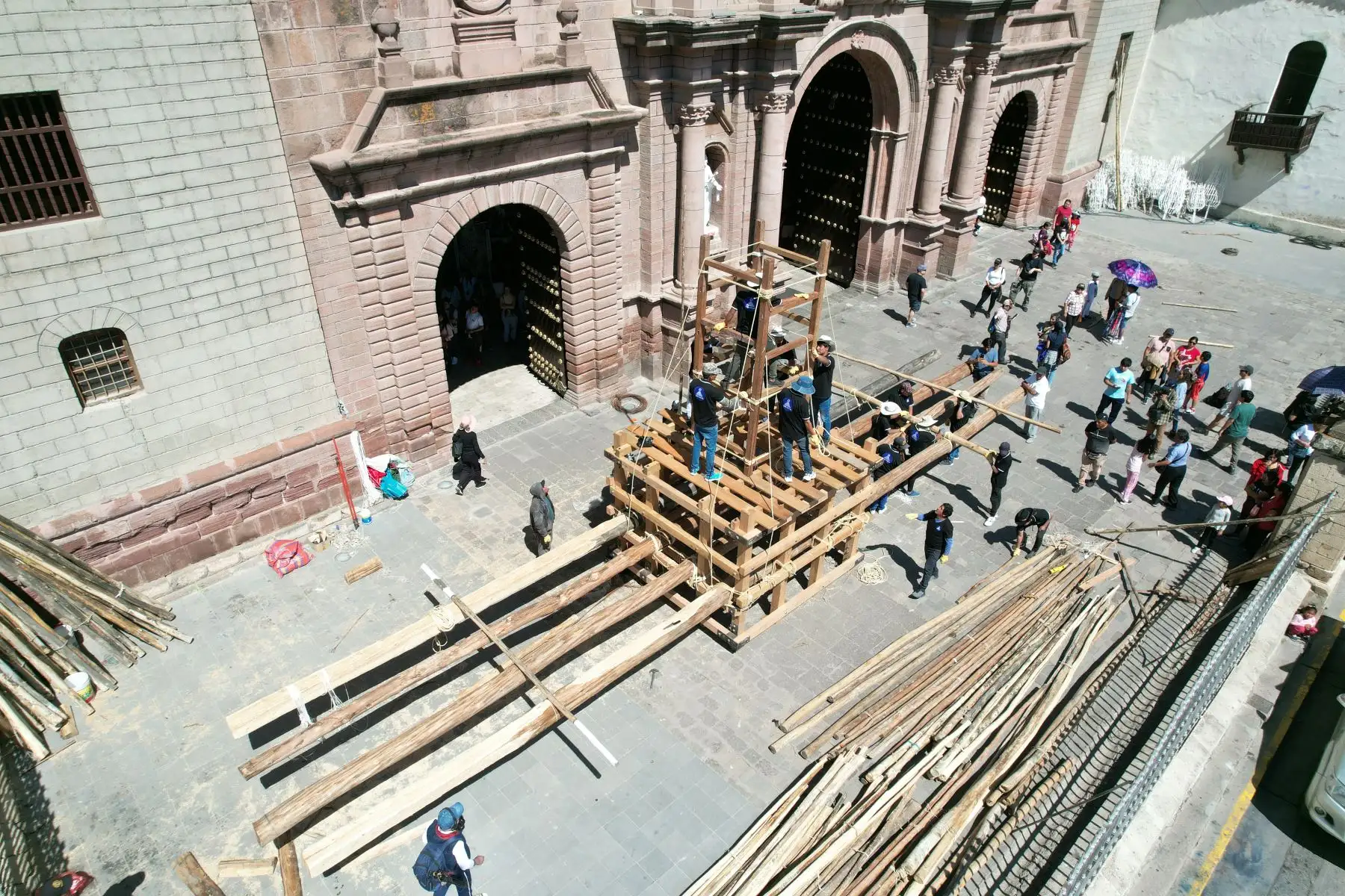 Semana Santa en Huamanga: decenas de trabajadores preparan la estructura de madera de la emblemática anda de la Pascua de la Resurrección de Ayacucho desde la explanada de la Catedral, la cual saldrá de procesión el domingo 9 de abril.
Foto:ANDINA/ Daniel Bracamonte