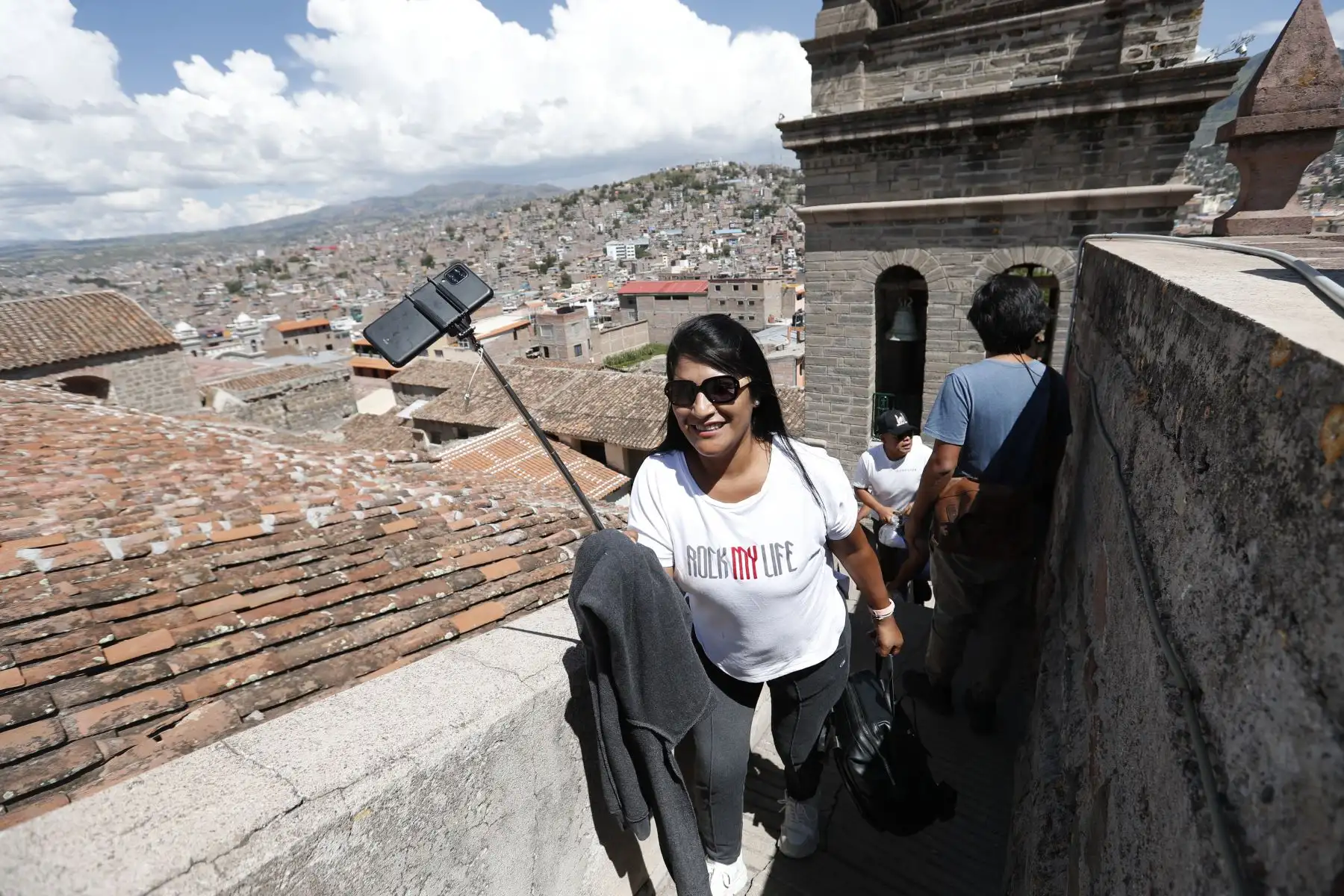 Semana Santa en Huamanga: decenas de turistas nacionales y extranjeros visitan el campanario y la parte superior de la Catedral de Ayacucho, en el marco de las celebraciones religiosas.
Foto:ANDINA/Daniel Bracamonte