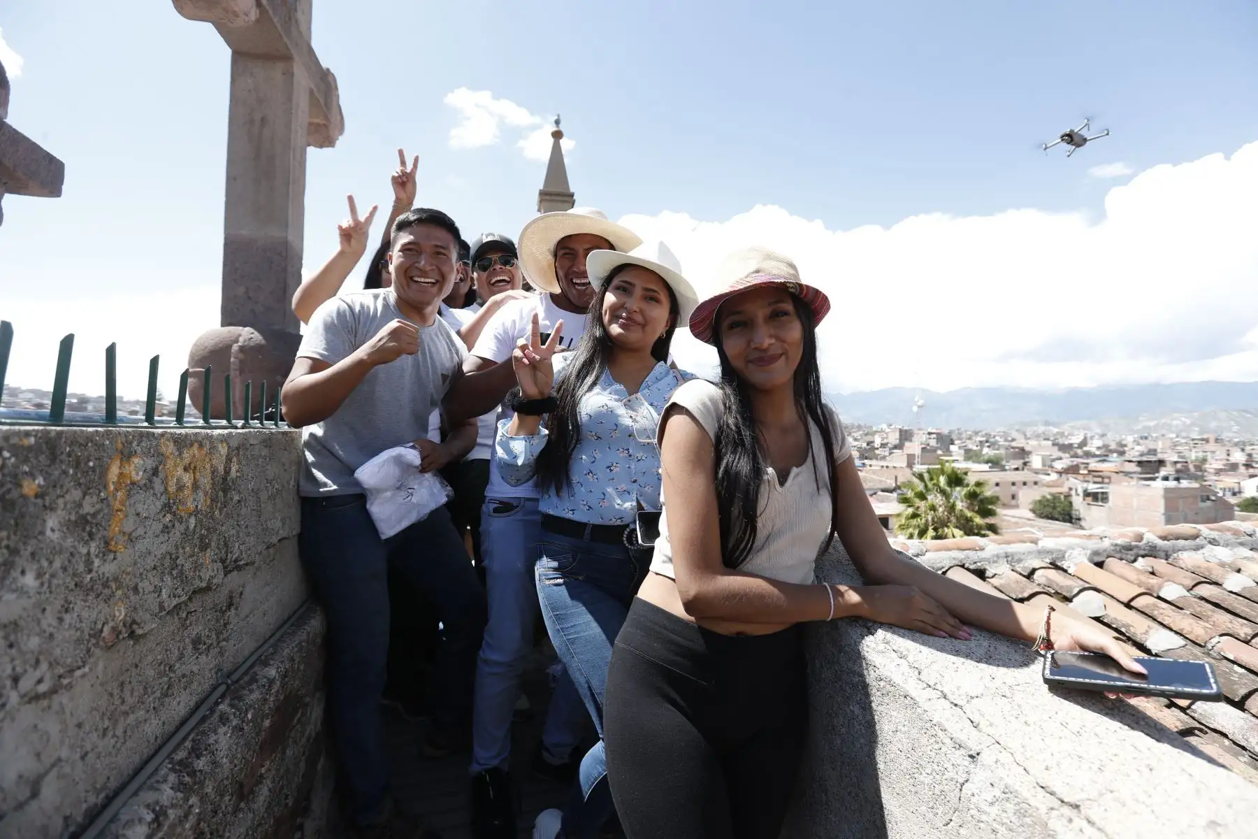 Semana Santa en Huamanga: decenas de turistas nacionales y extranjeros visitan el campanario y la parte superior de la Catedral de Ayacucho, en el marco de las celebraciones religiosas.
Foto:ANDINA/Daniel Bracamonte