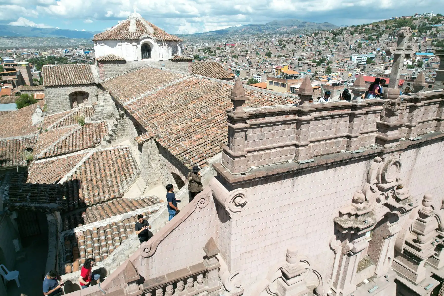 Semana Santa en Huamanga: decenas de turistas nacionales y extranjeros visitan el campanario y la parte superior de la Catedral de Ayacucho, en el marco de las celebraciones religiosas.
Foto:ANDINA/Daniel Bracamonte