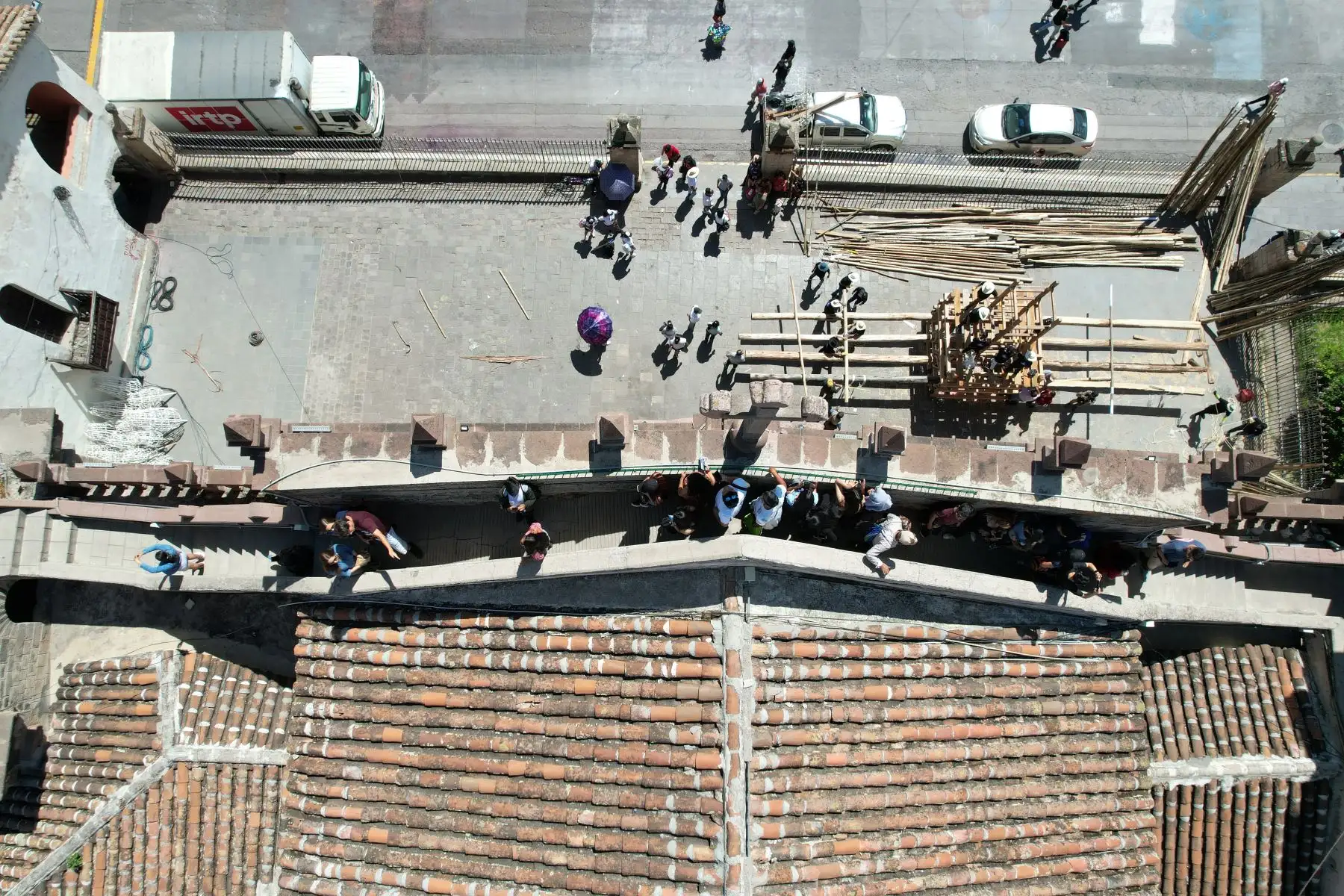 Semana Santa en Huamanga: decenas de turistas nacionales y extranjeros visitan el campanario y la parte superior de la Catedral de Ayacucho, en el marco de las celebraciones religiosas.
Foto:ANDINA/Daniel Bracamonte