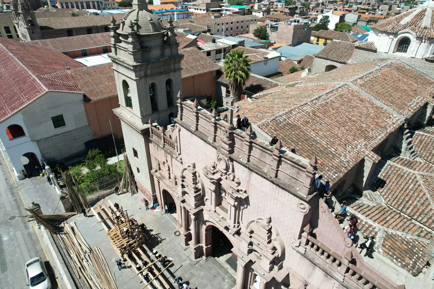 Semana Santa en Huamanga: decenas de turistas nacionales y extranjeros visitan el campanario y la parte superior de la Catedral de Ayacucho, en el marco de las celebraciones religiosas.
Foto:ANDINA/Daniel Bracamonte