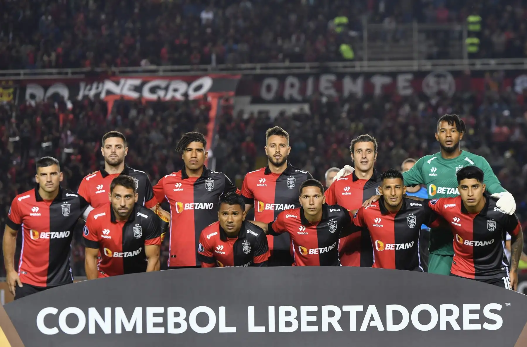 Los jugadores de Melgar posan para una foto antes del partido de ida de la fase de grupos de la Copa Libertadores entre Melgar y Olimpia, en el estadio Monumental de la UNSA en Arequipa. Foto: AFP