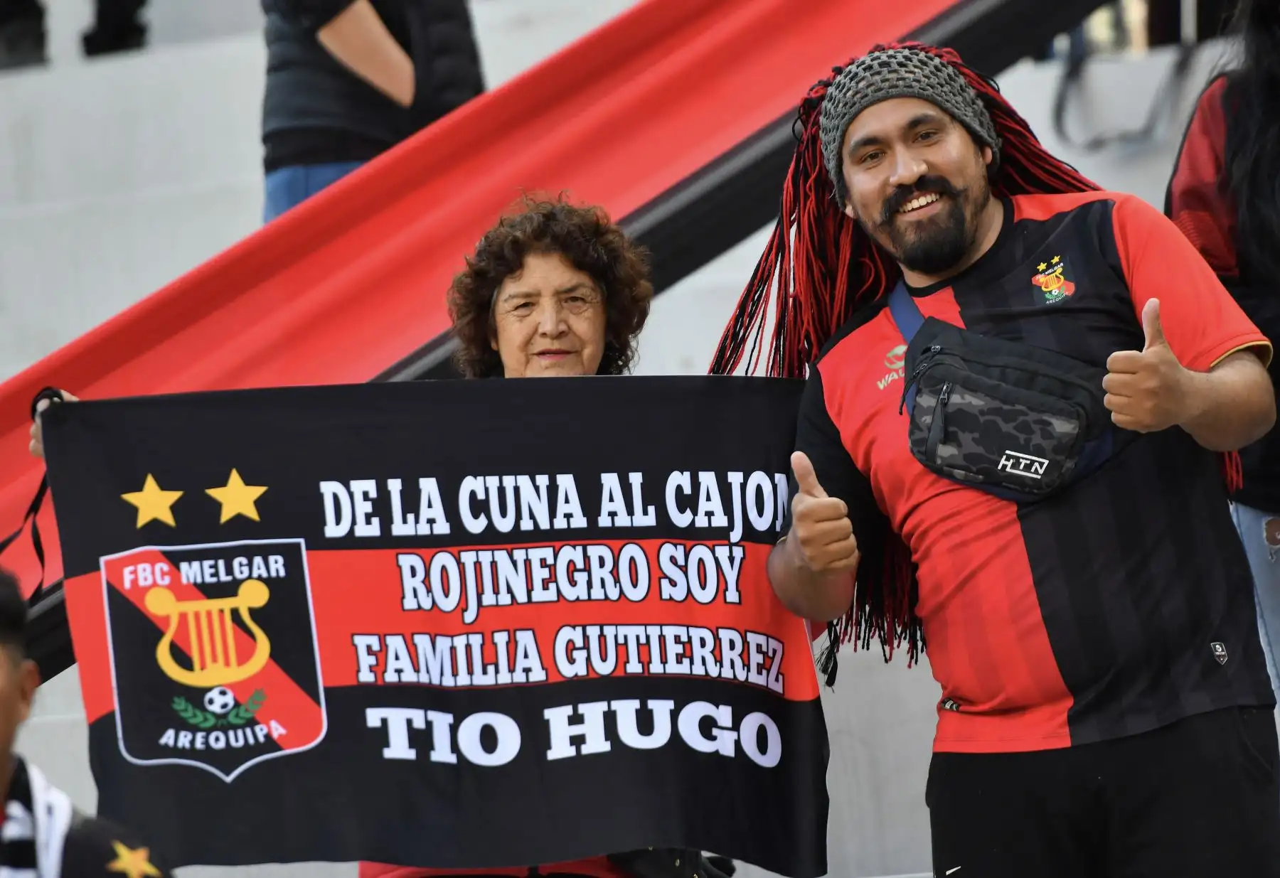 Hinchas de Melgar animan a su equipo antes del inicio de la ida de la fase de grupos de la Copa Libertadores entre Melgar y Olimpia. Foto: AFP