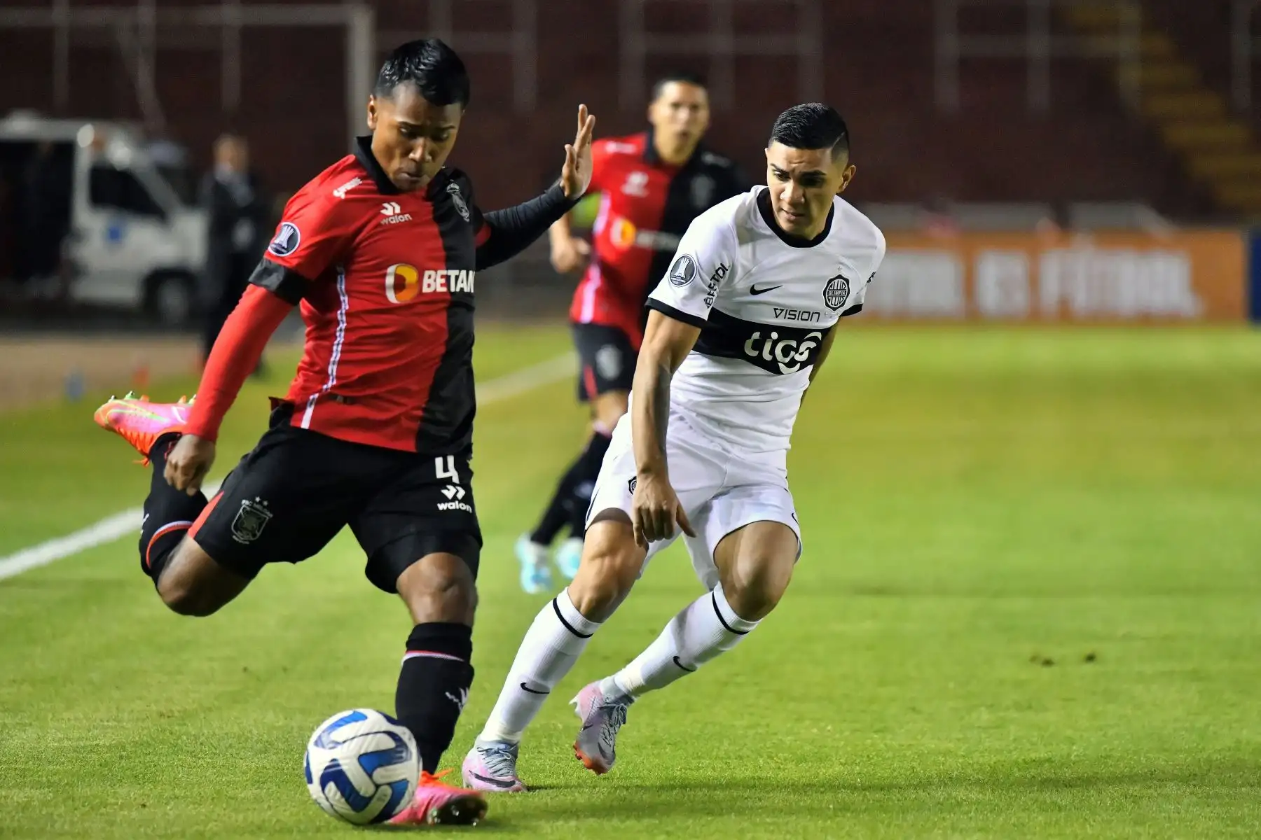 El defensor de Melgar, Elías Ramos, y el mediocampista de Olimpia, Hugo Fernández, disputan el balón durante el partido de ida de la fase de grupos de la Copa Libertadores entre Melgar y Olimpia, en el estadio Monumental de la UNSA en Arequipa. Foto: AFP