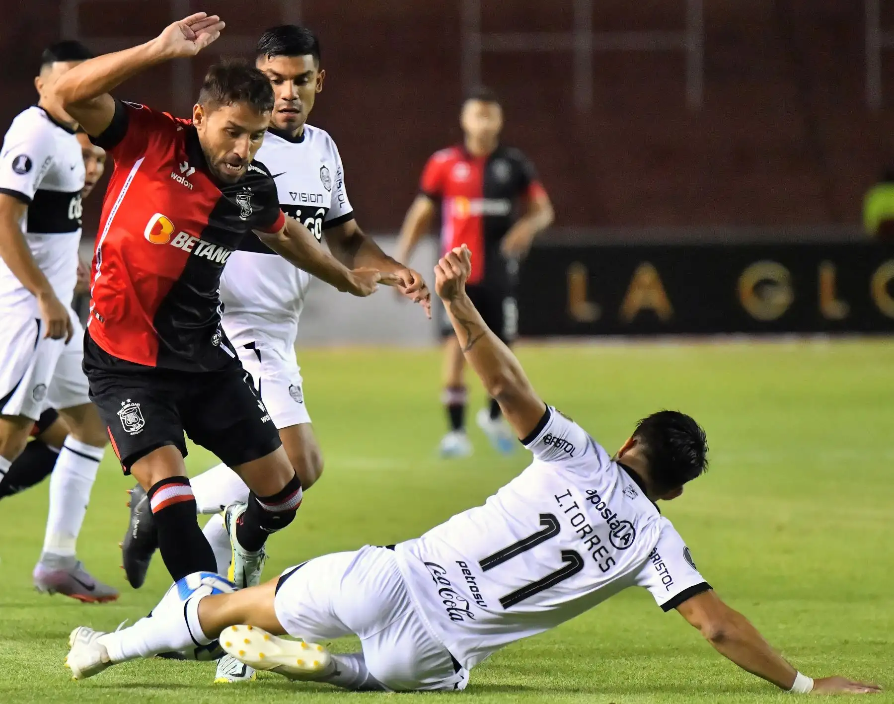El delantero argentino de Melgar Cristian Bordacahar  y el mediocampista de Olimpia Iván Torres disputan el balón durante el partido de ida de la fase de grupos de la Copa Libertadores entre Melgar y Olimpia, en el estadio Monumental de la UNSA en Arequipa. Foto: AFP