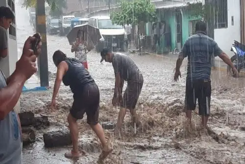 Las lluvias intensas activaron las quebradas de Ananyaután, Bombón y Tomeque, lo que ha generado inundación en las casas de todo el distrito. Además, la posta de salud se inundó,  pues la lluvia traspasó las calaminas.