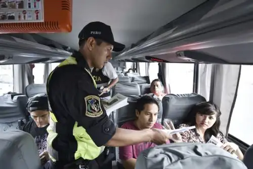 Asegúrese de contratar los servicios de taxis autorizados o de reconocidas empresas para evitar ser víctimas de robos o asaltos perpetrados por falsos conductores, recomienda la Dirección de Turismo de la Policía Nacional del Perú (PNP). ANDINA/ Mininter