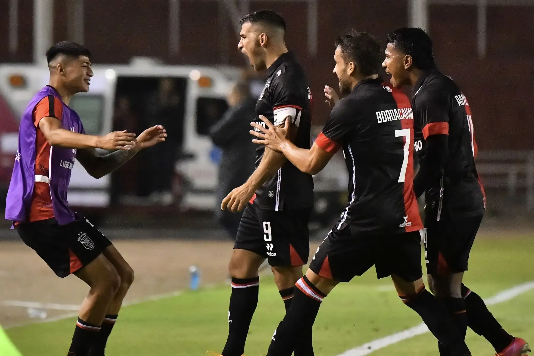 El delantero argentino de Melgar, Bernardo Cuesta, celebra después de anotar durante el partido de ida de la fase de grupos de la Copa Libertadores entre Melgar y Olimpia, en el estadio Monumental de la UNSA en Arequipa. Foto: AFP