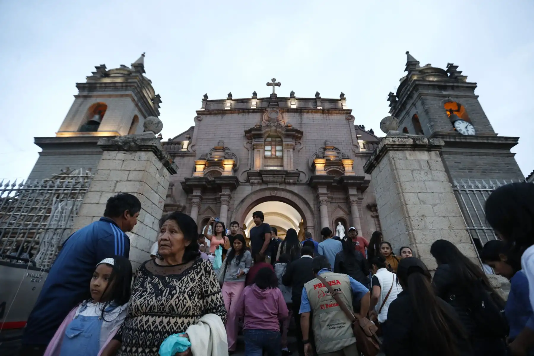 Semana Santa en Ayacucho: Miles de fieles y turistas realizan el tradicional recorrido de las 7 iglesias desde la tarde, entre ellas la Catedral de Ayacucho y las iglesias de San Agustín y Santo Domingo.
Foto: ANDINA/Daniel Bracamonte