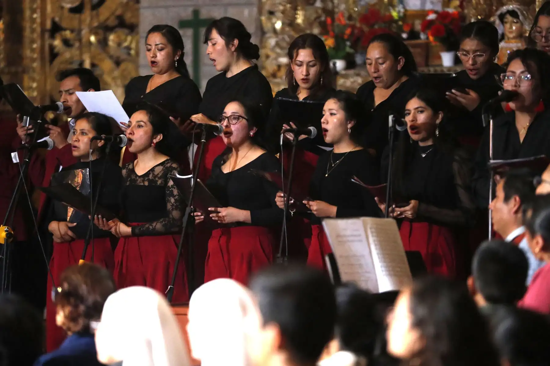 Semana Santa en Ayacucho: Miles de fieles y turistas realizan el tradicional recorrido de las 7 iglesias desde la tarde, entre ellas la Catedral de Ayacucho y las iglesias de San Agustín y Santo Domingo.
Foto: ANDINA/Daniel Bracamonte