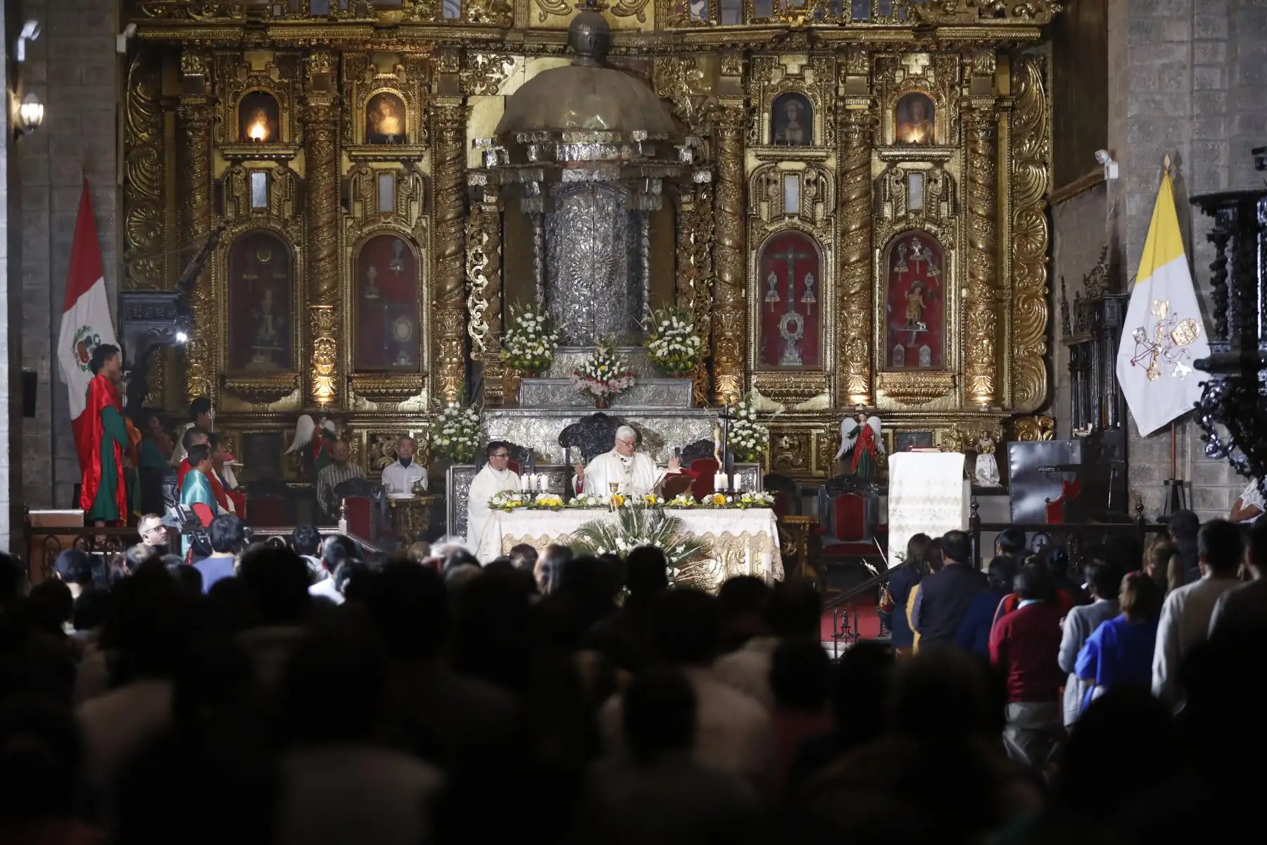 Semana Santa en Ayacucho: Miles de fieles y turistas realizan el tradicional recorrido de las 7 iglesias desde la tarde, entre ellas la Catedral de Ayacucho y las iglesias de San Agustín y Santo Domingo.
Foto: ANDINA/Daniel Bracamonte