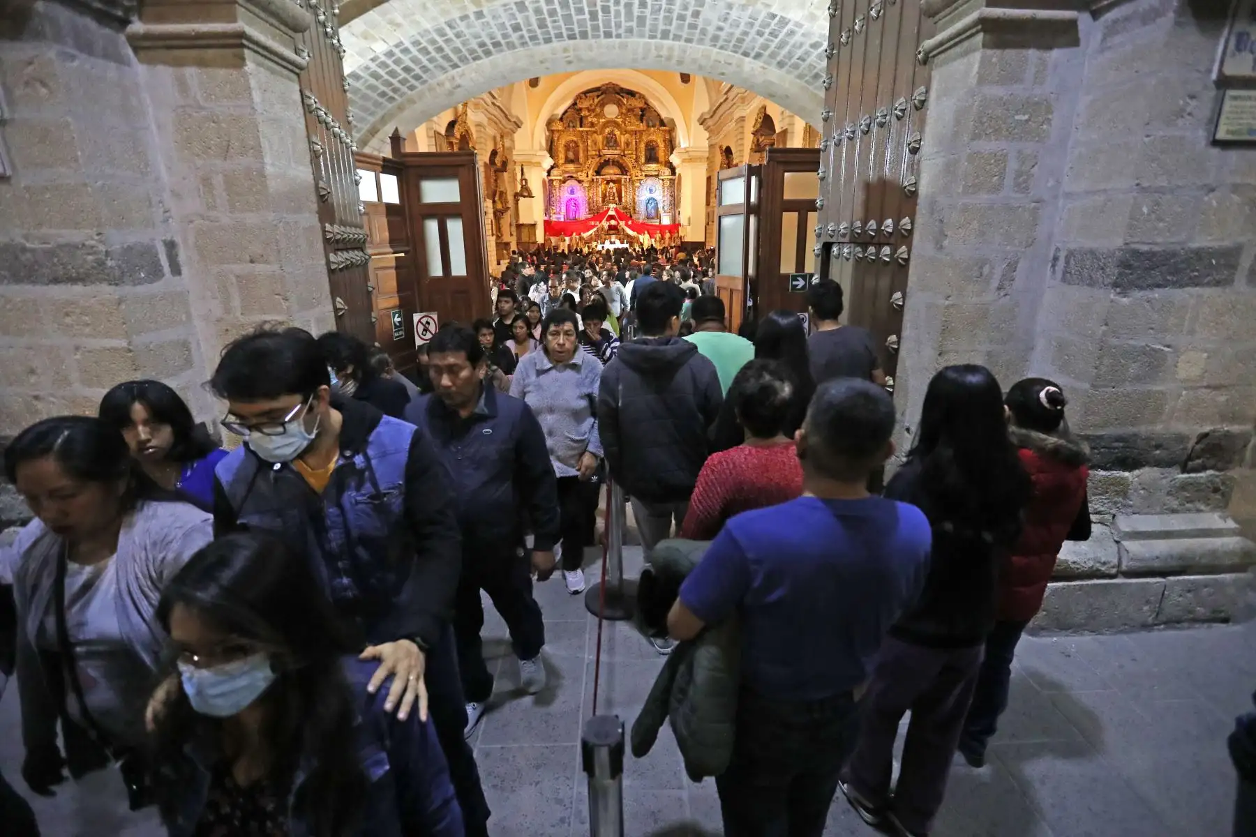 Semana Santa en Ayacucho: Miles de fieles y turistas realizan el tradicional recorrido de las 7 iglesias desde la tarde, entre ellas la Catedral de Ayacucho y las iglesias de San Agustín y Santo Domingo.
Foto: ANDINA/Daniel Bracamonte