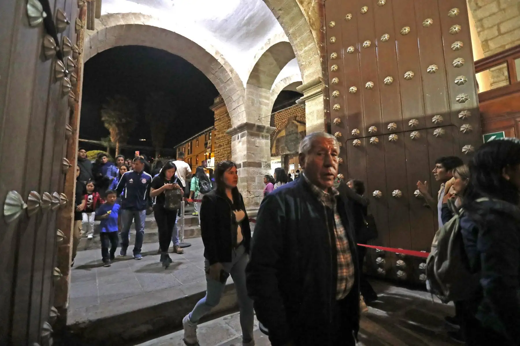 Semana Santa en Ayacucho: Miles de fieles y turistas realizan el tradicional recorrido de las 7 iglesias desde la tarde, entre ellas la Catedral de Ayacucho y las iglesias de San Agustín y Santo Domingo.
Foto: ANDINA/Daniel Bracamonte