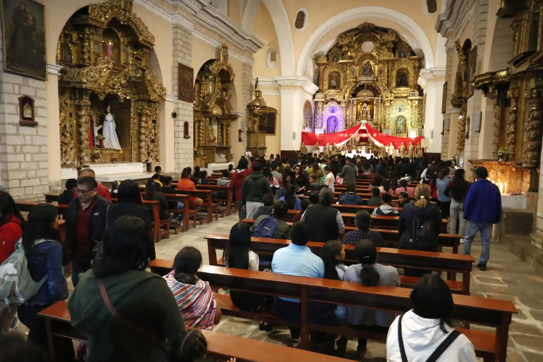 Semana Santa en Ayacucho: Miles de fieles y turistas realizan el tradicional recorrido de las 7 iglesias desde la tarde, entre ellas la Catedral de Ayacucho y las iglesias de San Agustín y Santo Domingo.
Foto: ANDINA/Daniel Bracamonte