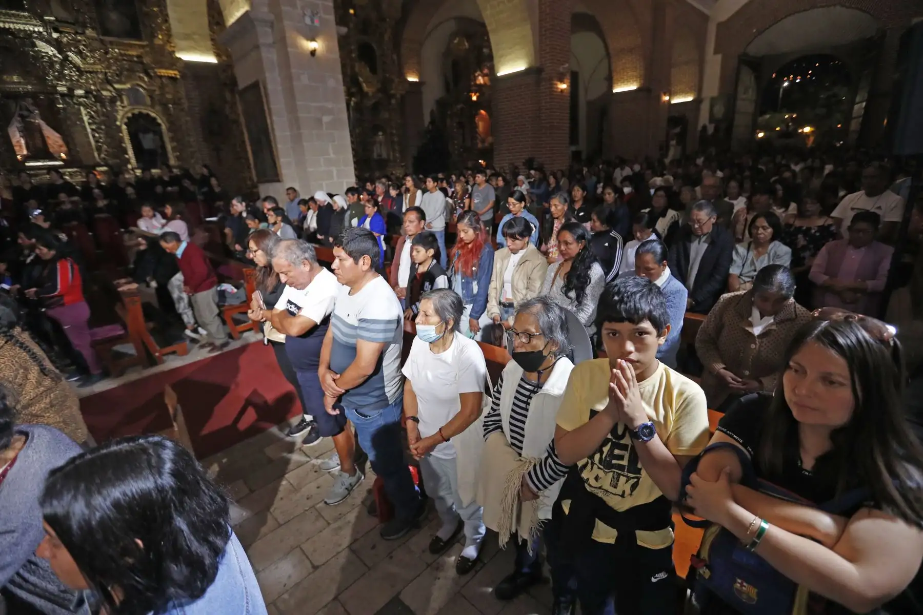 Semana Santa en Ayacucho: Miles de fieles y turistas realizan el tradicional recorrido de las 7 iglesias desde la tarde, entre ellas la Catedral de Ayacucho y las iglesias de San Agustín y Santo Domingo.
Foto: ANDINA/Daniel Bracamonte