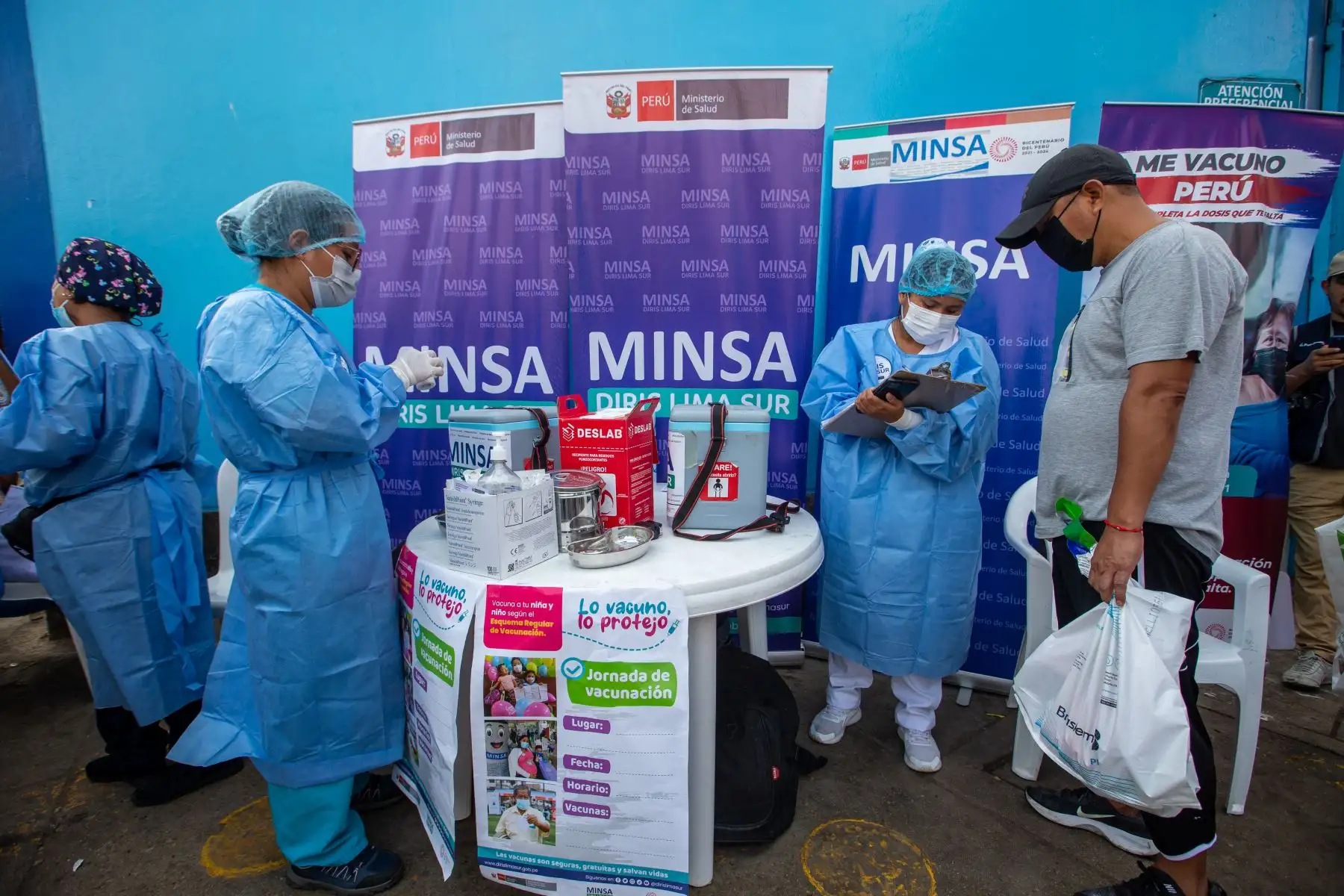 Brigadas del Ministerio de Salud vacunaron al público y comerciantes del terminal pesquero de Villa María del Triunfo. Este Viernes Santo se otorgaron dosis contra la covid 10 y las vacunas del esquema regular. Estuvo presente el personal de salud de Redes Integradas de Salud (Diris) Lima Sur. Foto: ANDINA/Tatiana Gamarra