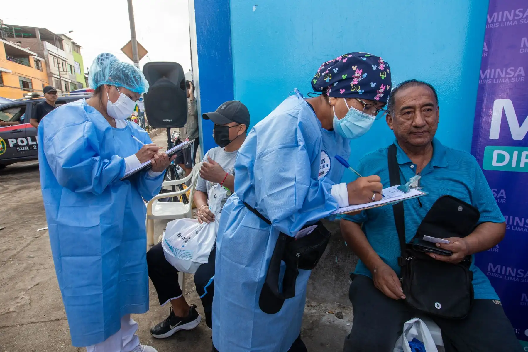 Brigadas del Ministerio de Salud vacunaron al público y comerciantes del terminal pesquero de Villa María del Triunfo. Este Viernes Santo se otorgaron dosis contra la covid 19 y las vacunas del esquema regular. Estuvo presente el personal de salud de Redes Integradas de Salud (Diris) Lima Sur. Foto: ANDINA/Tatiana Gamarra