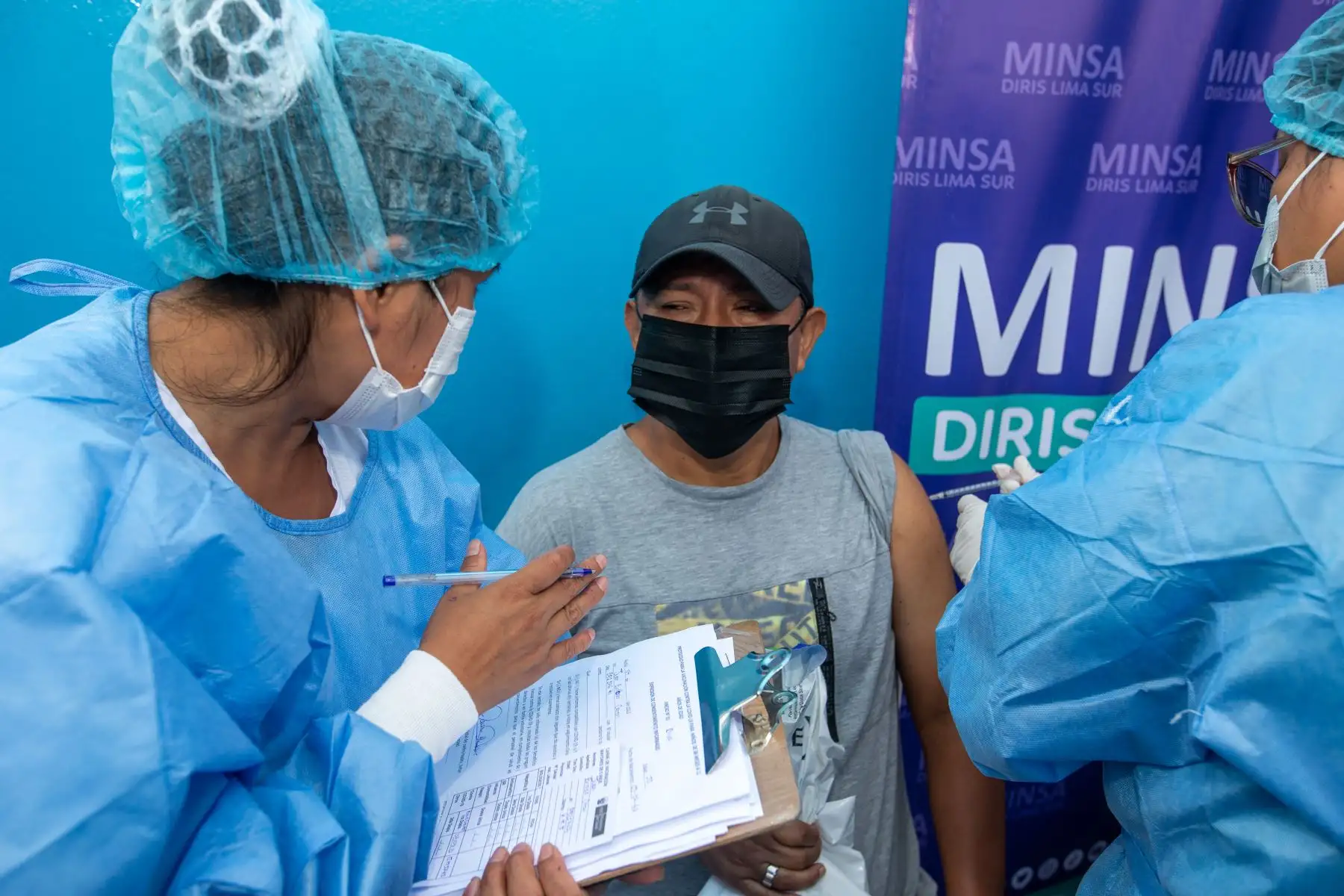 Brigadas del Ministerio de Salud vacunaron al público y comerciantes del terminal pesquero de Villa María del Triunfo. Este Viernes Santo se otorgaron dosis contra la covid 19 y las vacunas del esquema regular. Estuvo presente el personal de salud de Redes Integradas de Salud (Diris) Lima Sur. Foto: ANDINA/Tatiana Gamarra
