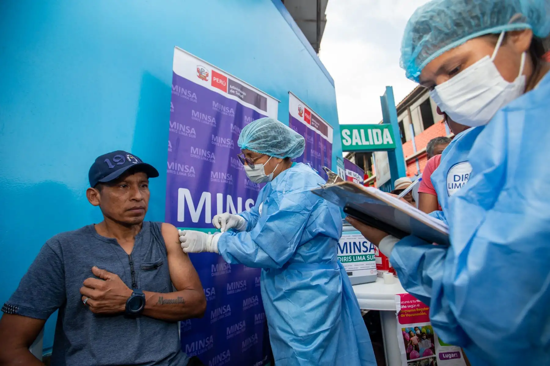 Brigadas del Ministerio de Salud vacunaron al público y comerciantes del terminal pesquero de Villa María del Triunfo. Este Viernes Santo se otorgaron dosis contra la covid 19 y las vacunas del esquema regular. Estuvo presente el personal de salud de Redes Integradas de Salud (Diris) Lima Sur. Foto: ANDINA/Tatiana Gamarra