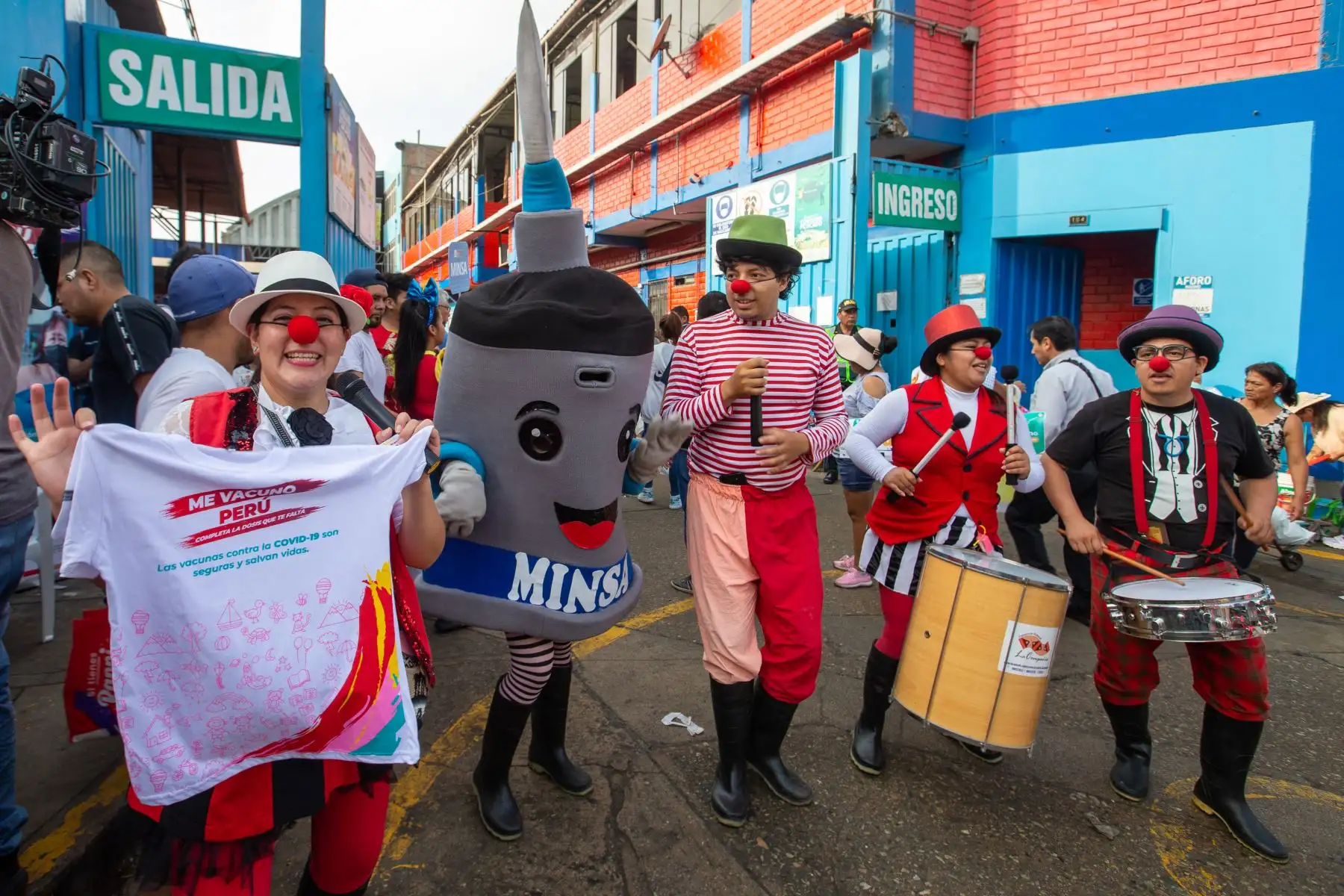 Brigadas del Ministerio de Salud vacunaron al público y comerciantes del terminal pesquero de Villa María del Triunfo. Este Viernes Santo se otorgaron dosis contra la covid 19 y las vacunas del esquema regular. Estuvo presente el personal de salud de Redes Integradas de Salud (Diris) Lima Sur. Foto: ANDINA/Tatiana Gamarra