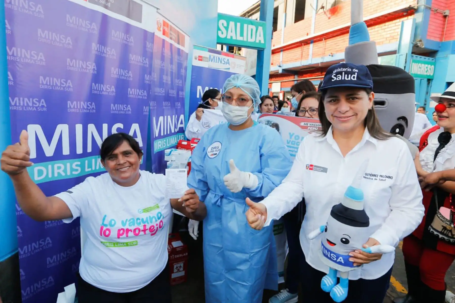 En el terminal pesquero de Villa María del Triunfo y bajo la supervisión de la ministra de Salud, Rosa Gutiérrez, las brigadas del Ministerio de Salud vacunaron al público y comerciantes asistentes al terminal.
Foto: ANDINA/MINSA