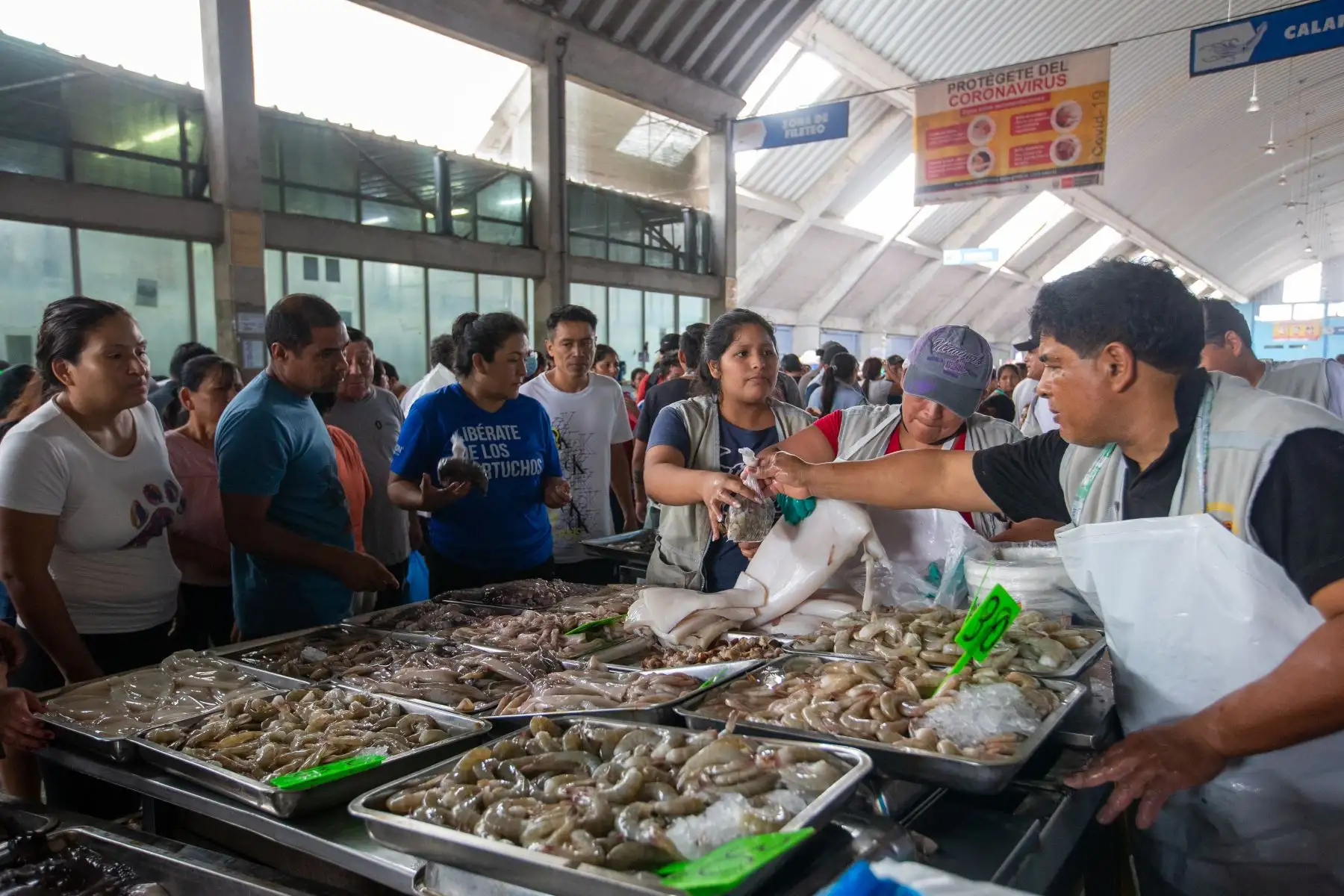 El terminal pesquero de Villa María del Triunfo registra una de las fechas con mayor afluencia del año, debido al consumo masivo de pescados y mariscos por Semana Santa. Cientos de personas llegaron hasta sus instalaciones para adquirir productos marinos frescos y a precios económicos.
Foto: ANDINA/Tatiana Gamarra