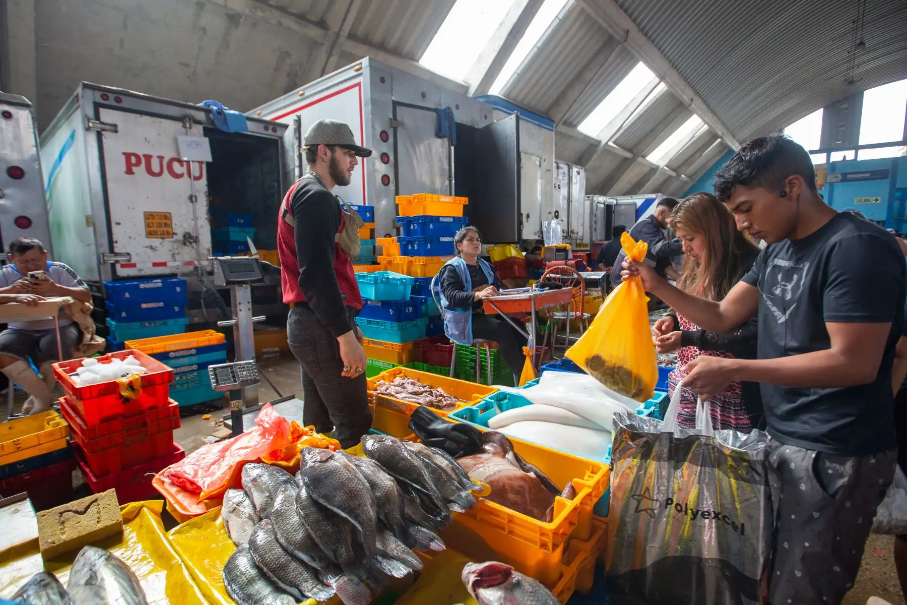 El terminal pesquero de Villa María del Triunfo registra una de las fechas con mayor afluencia del año, debido al consumo masivo de pescados y mariscos por Semana Santa. Cientos de personas llegaron hasta sus instalaciones para adquirir productos marinos frescos y a precios económicos.
Foto: ANDINA/Tatiana Gamarra