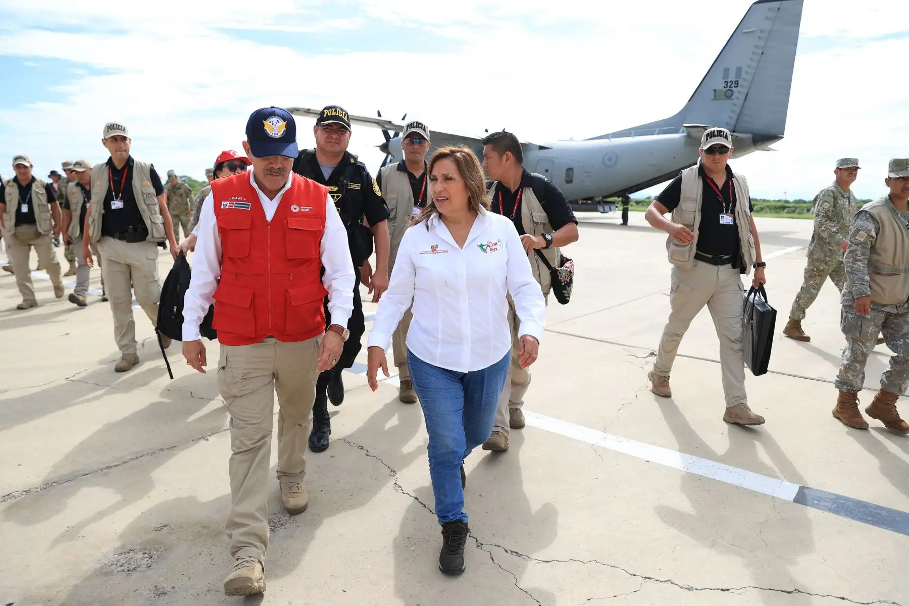 Presidenta de la República, Dina Boluarte, participa de reunión informativa sobre las medidas tomadas ante las intensas lluvias que se registran en el norte del país. La mandataria viajó a la región de Piura para supervisar los trabajos que viene realizando el Ejecutivo para mitigar los daños y las consecuencias por las lluvias que afectan el norte del país.
Foto: ANDINA/Presidencia Perú