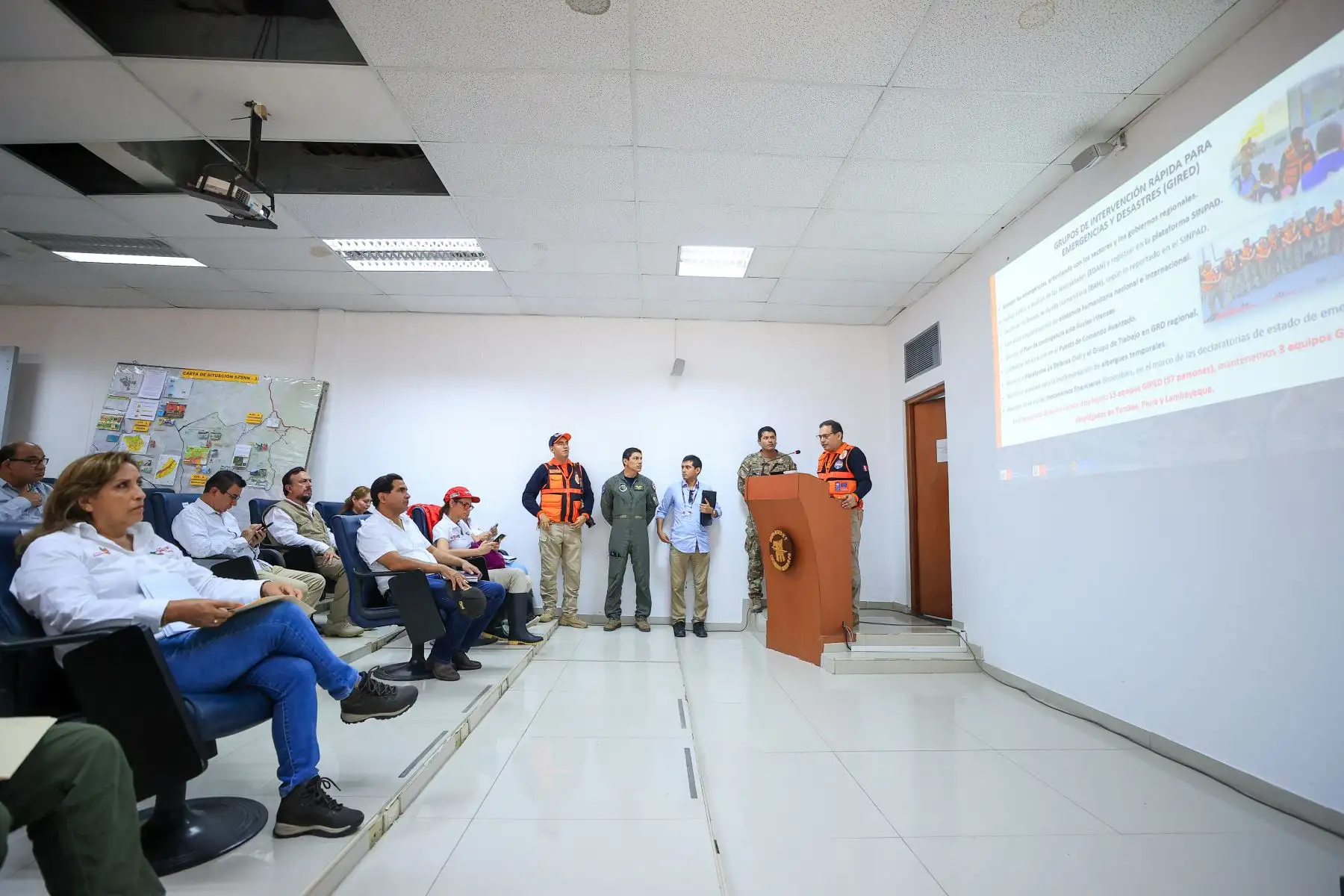 Presidenta de la República, Dina Boluarte, participa de reunión informativa sobre las medidas tomadas ante las intensas lluvias que se registran en el norte del país. La mandataria viajó a la región de Piura para supervisar los trabajos que viene realizando el Ejecutivo para mitigar los daños y las consecuencias por las lluvias que afectan el norte del país.
Foto: ANDINA/Presidencia Perú