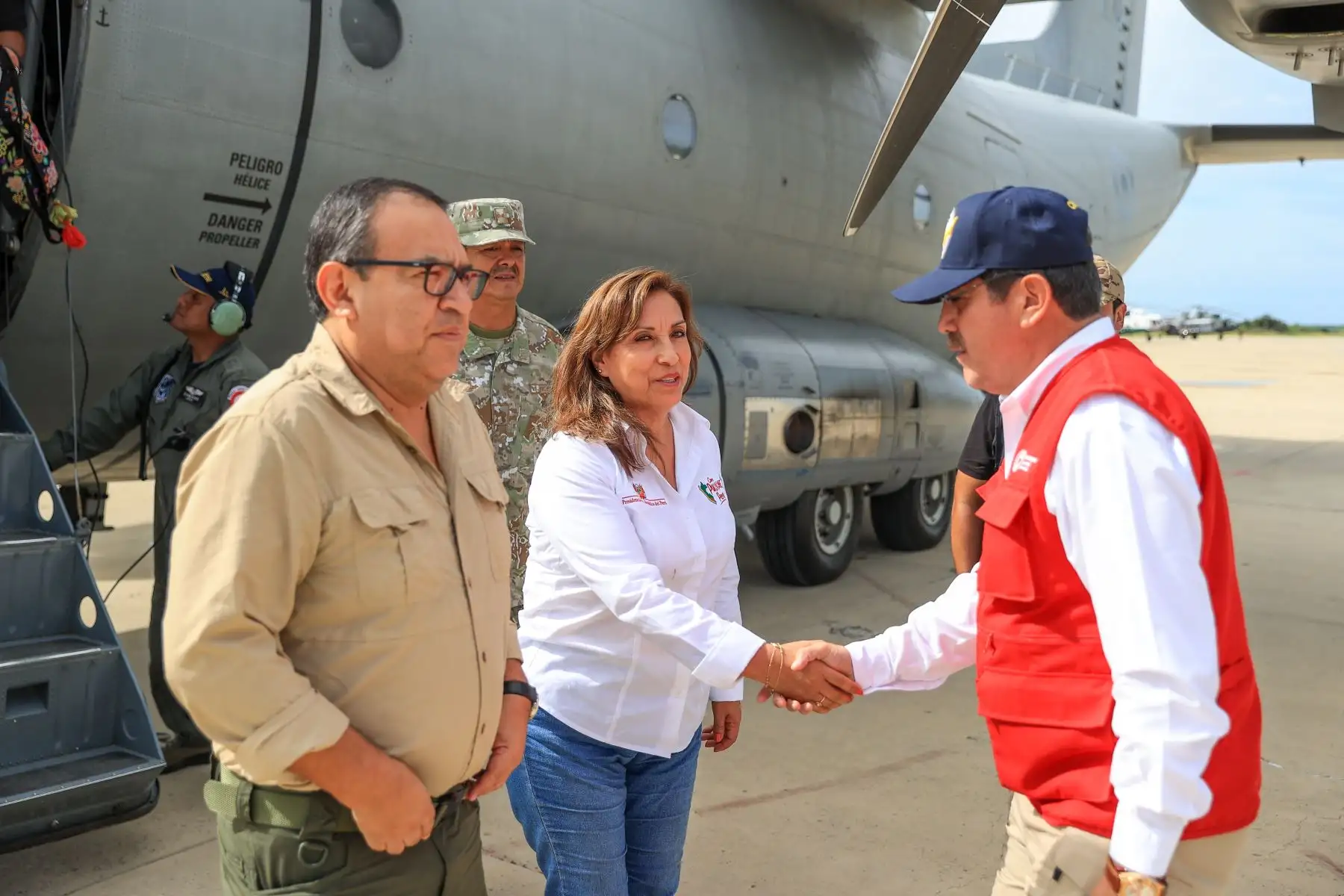 Presidenta de la República, Dina Boluarte, participa de reunión informativa sobre las medidas tomadas ante las intensas lluvias que se registran en el norte del país. La mandataria viajó a la región de Piura para supervisar los trabajos que viene realizando el Ejecutivo para mitigar los daños y las consecuencias por las lluvias que afectan el norte del país.
Foto: ANDINA/Presidencia Perú