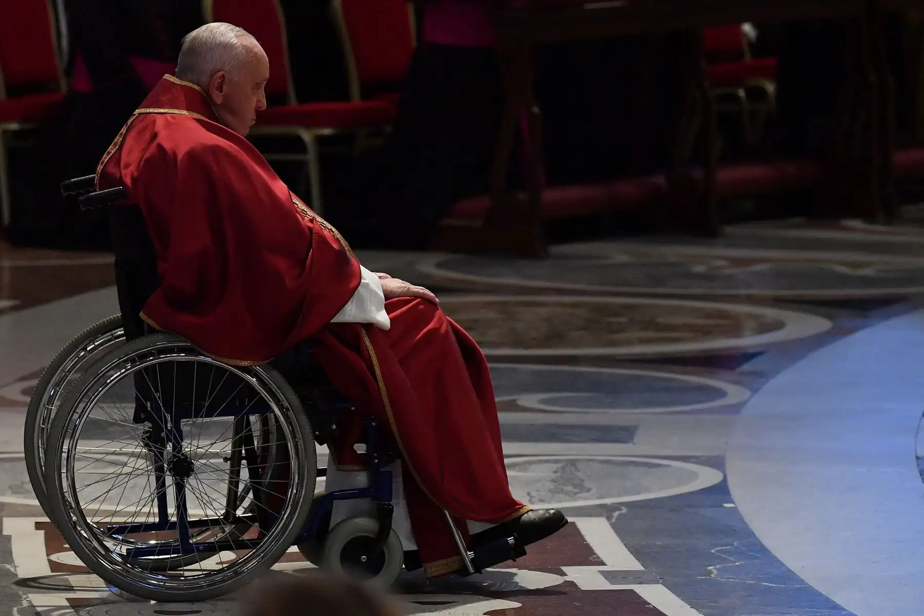 El Papa Francisco, reza mientras preside la misa de la Pasión del Señor el Viernes Santo en la Basílica de San Pedro, sentado en una silla de ruedas, como parte de las celebraciones de la Semana Santa.
Foto: AFP