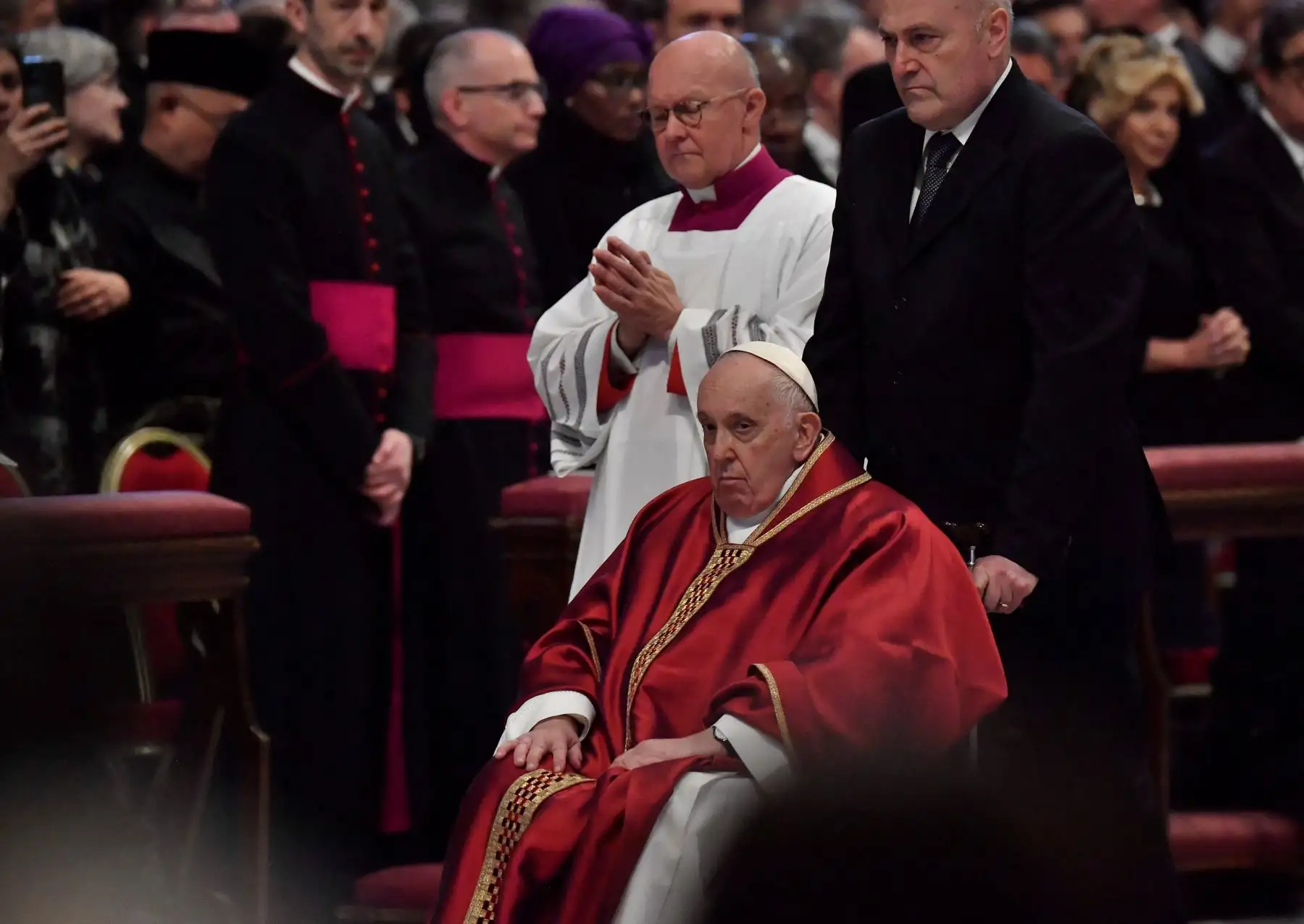 El Papa Francisco llega sentado en una silla de ruedas para presidir la misa de la Pasión del Señor el Viernes Santo en la Basílica de San Pedro, como parte de las celebraciones de la Semana Santa.
Foto: AFP