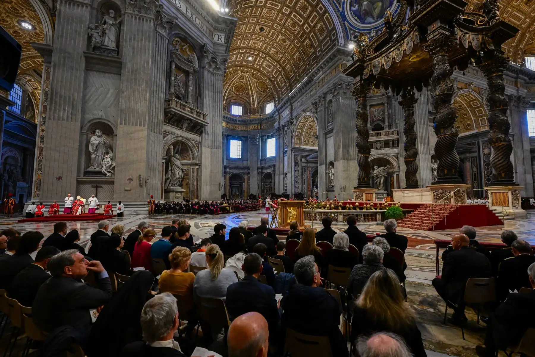 El Papa Francisco preside la misa de la Pasión del Señor el Viernes Santo en la Basílica de San Pedro en el Vaticano, como parte de las celebraciones de la Semana Santa.
Foto: AFP