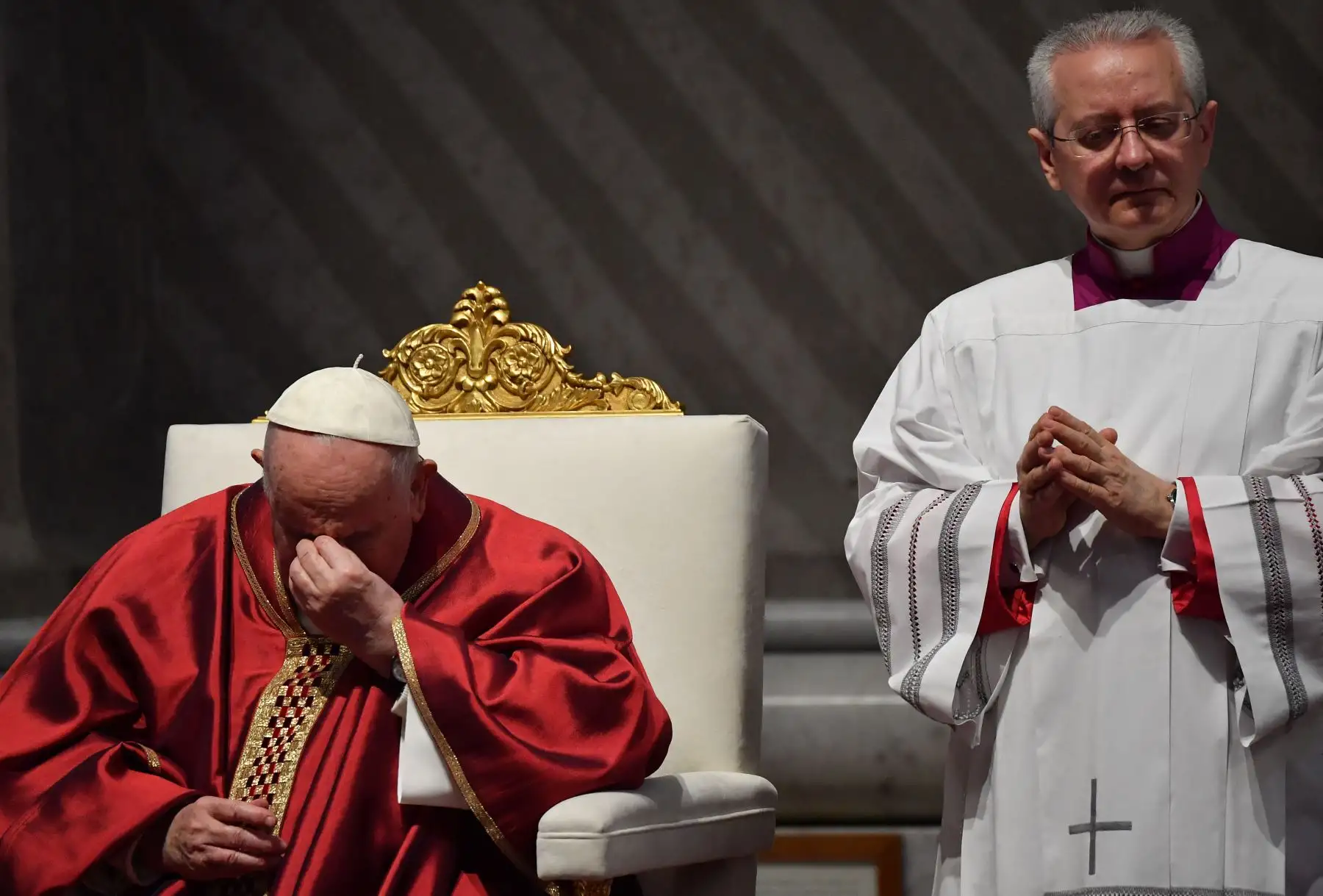 El Papa Francisco preside la misa de la Pasión del Señor el Viernes Santo en la Basílica de San Pedro en el Vaticano, como parte de las celebraciones de la Semana Santa.
Foto: AFP