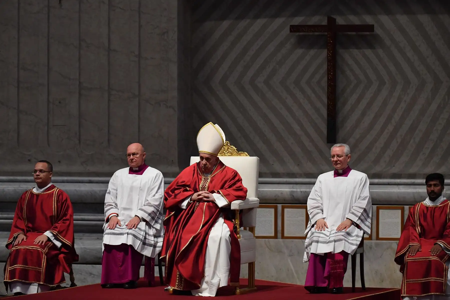 El Papa Francisco preside la misa de la Pasión del Señor el Viernes Santo en la Basílica de San Pedro en el Vaticano, como parte de las celebraciones de la Semana Santa.
Foto: AFP