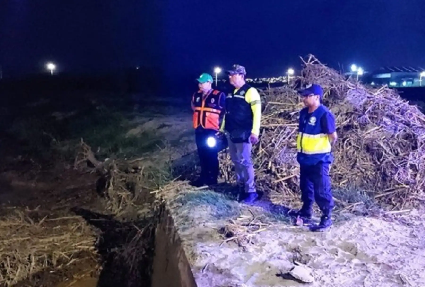 Las lluvias intensas que se registran en la región Áncash ocasionaron huaicos en los sectores Santa Ana, Lupahuary, y Lacramarca Alta, en la zona rural de Chimbote, lo que aumentó el caudal del río Lacramarca y con ello se sucedieron desbordes que afectaron cultivos agrícolas en los sectores Chachapoyas, Compuerta de Palos, Santa Clemencia y La Campiña kilómetro 8, en el distrito de Chimbote, provincia del Santa.