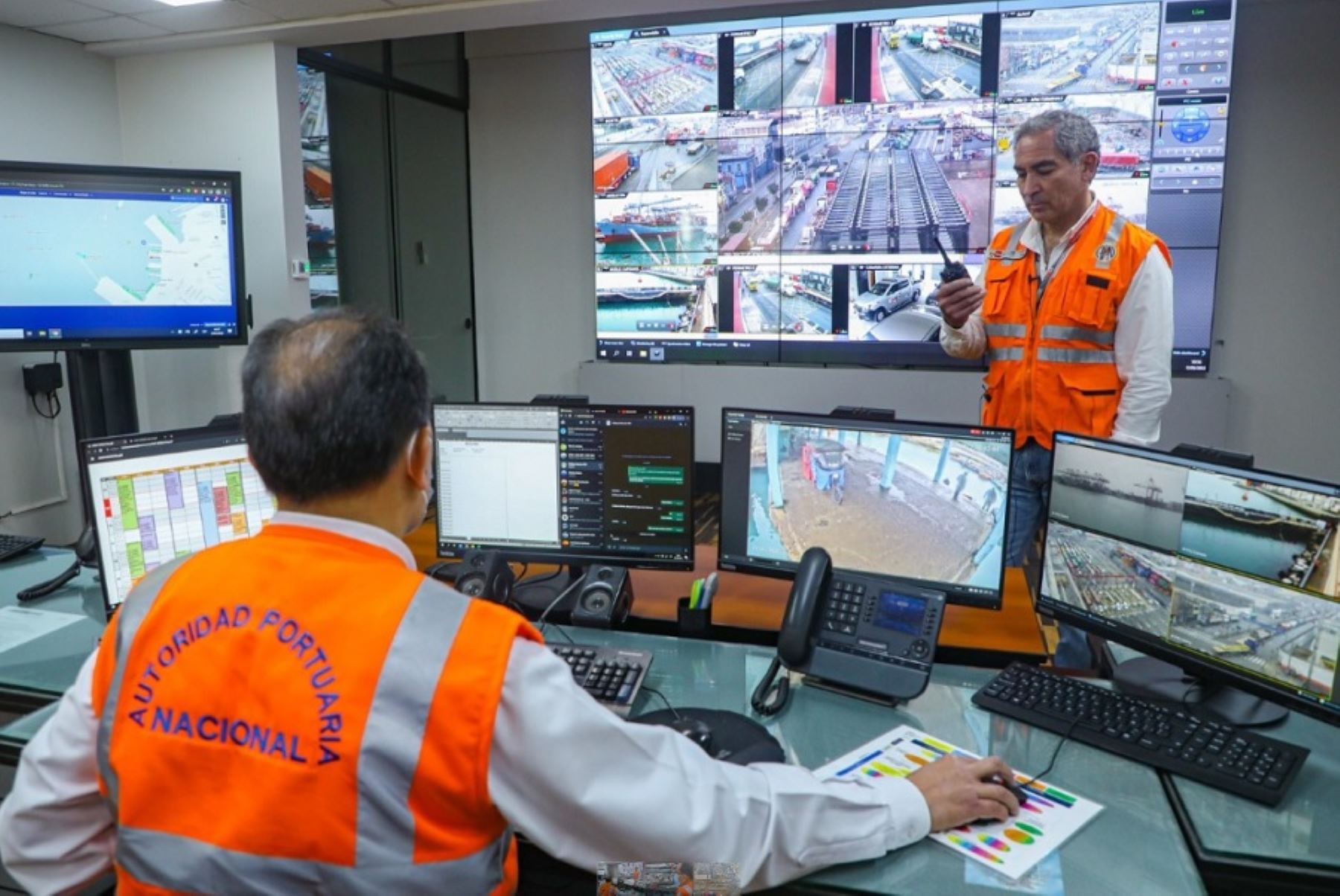 Teniendo como prioridad agilizar y garantizar la cadena logística portuaria, el Centro de Control, Comunicaciones y Respuesta a Emergencias de la Autoridad Portuaria Nacional, entidad adscrita al Ministerio de Transportes y Comunicaciones (MTC), brinda apoyo a las embarcaciones y a los camiones que ingresan y salen de los puertos e instalaciones portuarias del Callao (Lima), Paita (Piura) e Iquitos (Loreto).