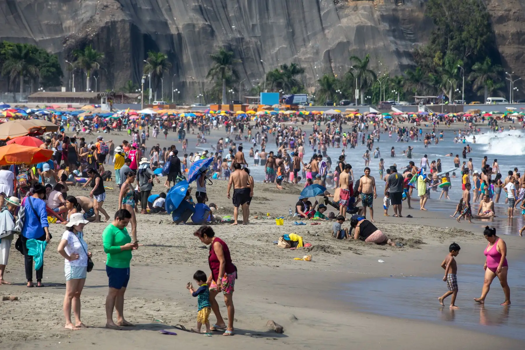 Se registra una asistencia masiva al balneario de Chorrillos, que se encuentra llena de personas aprovechando los feriados y las altas temperaturas. Foto: ANDINA/Tatiana Gamarra