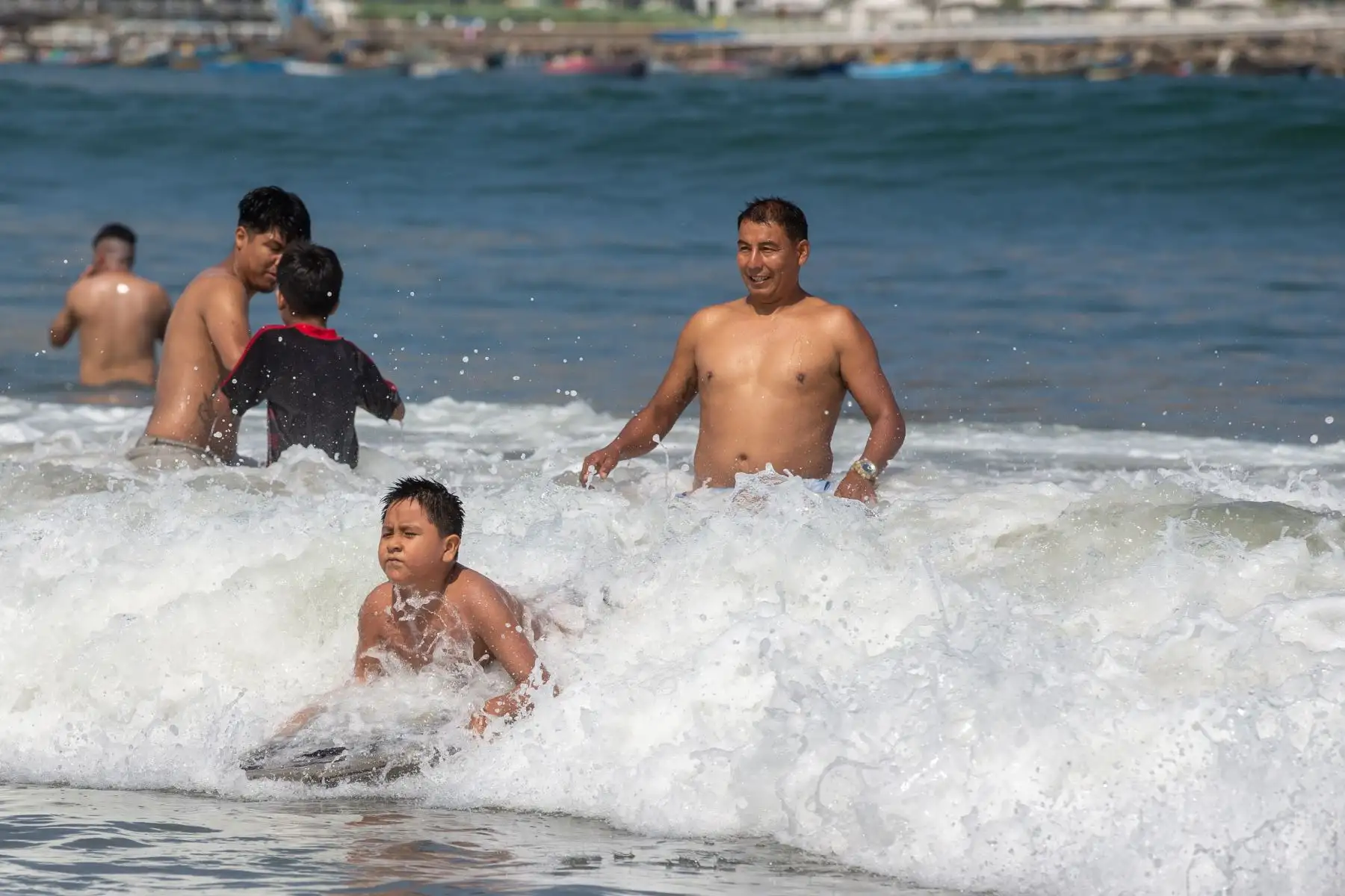 Familias enteras disfrutan del mar e intentan refrescarse ante el caluroso clima de la capital. Foto: ANDINA/Tatiana Gamarra
