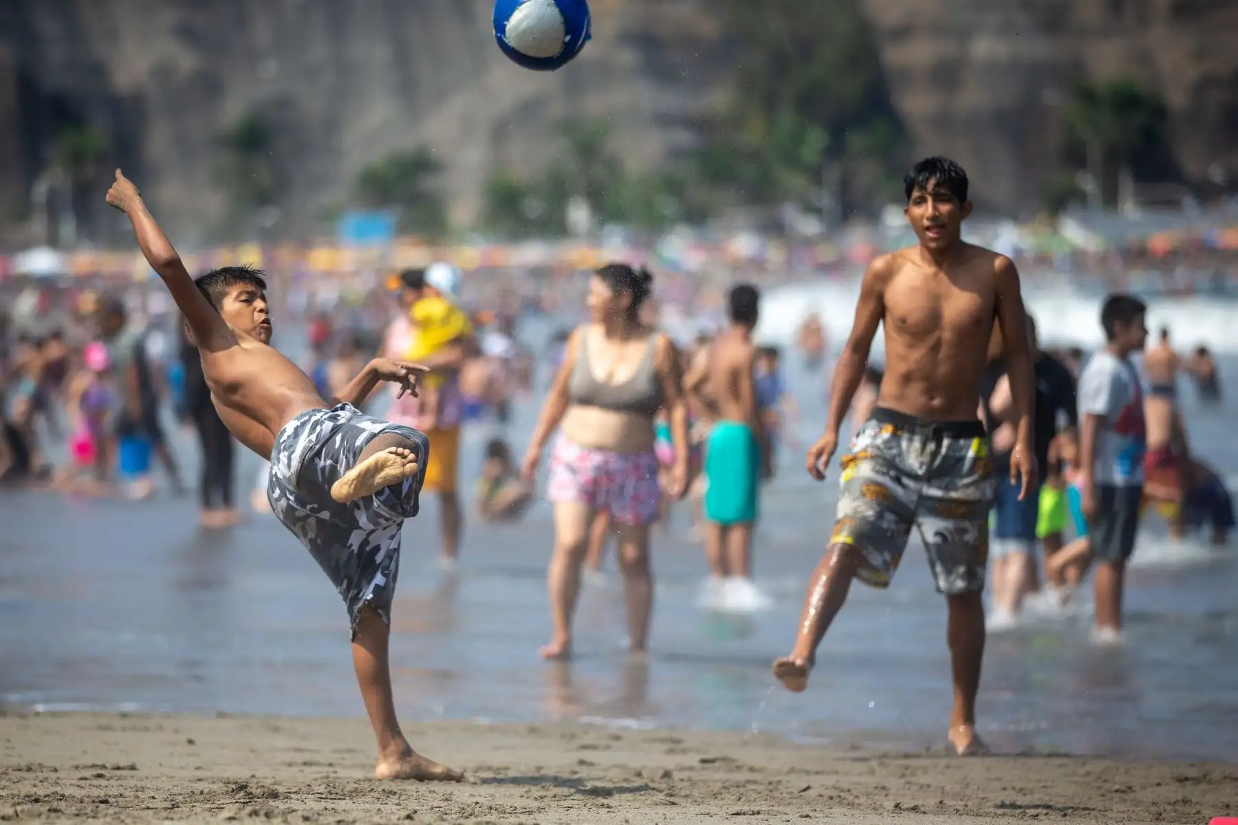 Familias enteras disfrutan de la playa e intentan refrescarse en el caluroso clima. Foto: ANDINA/Tatiana Gamarra