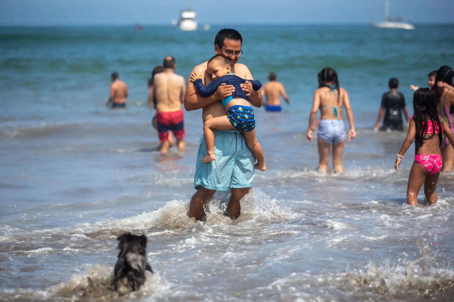 Familias enteras disfrutan del mar e intentan refrescarse ante el caluroso clima. Foto: ANDINA/Tatiana Gamarra