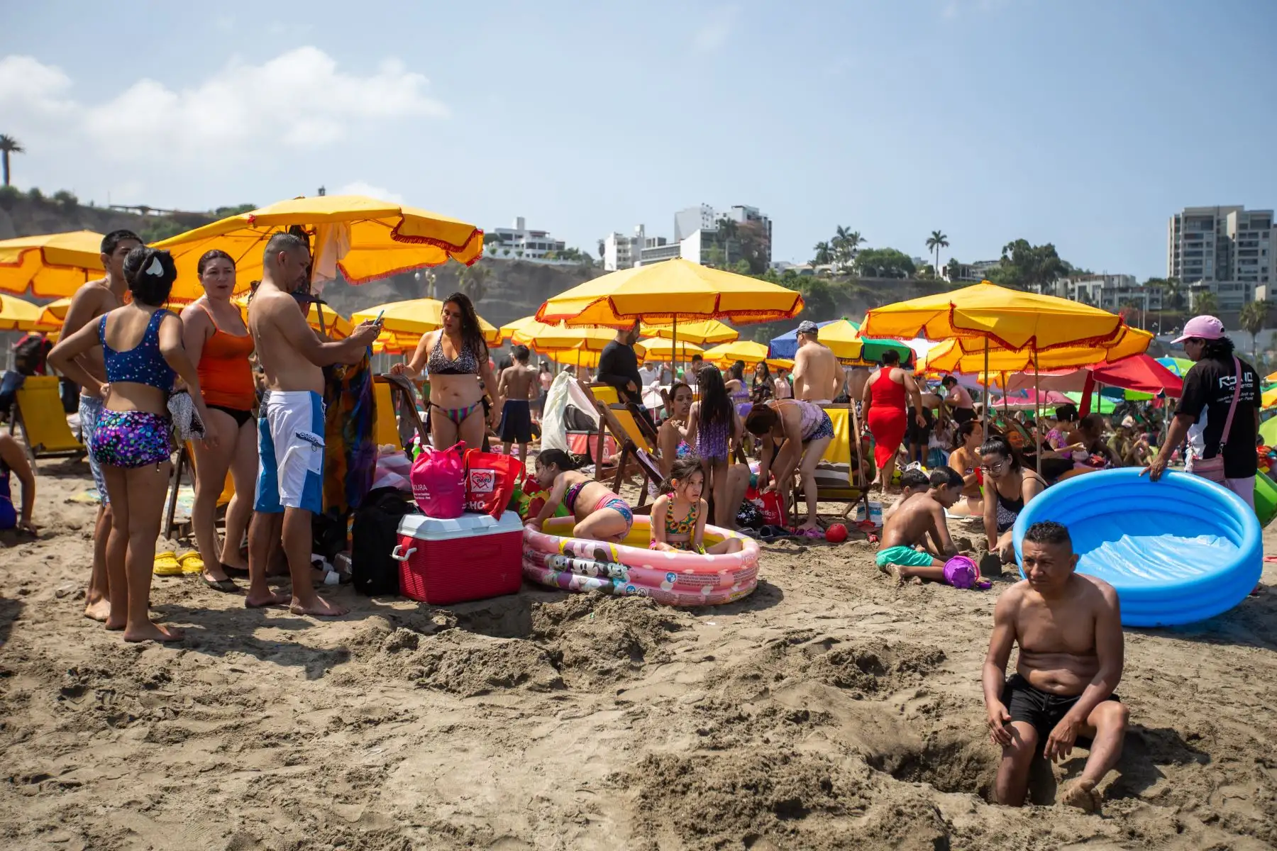 Se registra una asistencia masiva al balneario de Chorrillos, que se encuentra llena de personas aprovechando los feriados y las altas temperaturas. Foto: ANDINA/Tatiana Gamarra