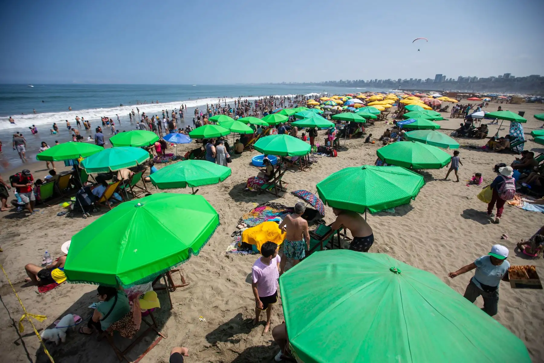 Se registra una asistencia masiva al balneario de Chorrillos, que se encuentra llena de personas aprovechando los feriados y las altas temperaturas. Foto: ANDINA/Tatiana Gamarra