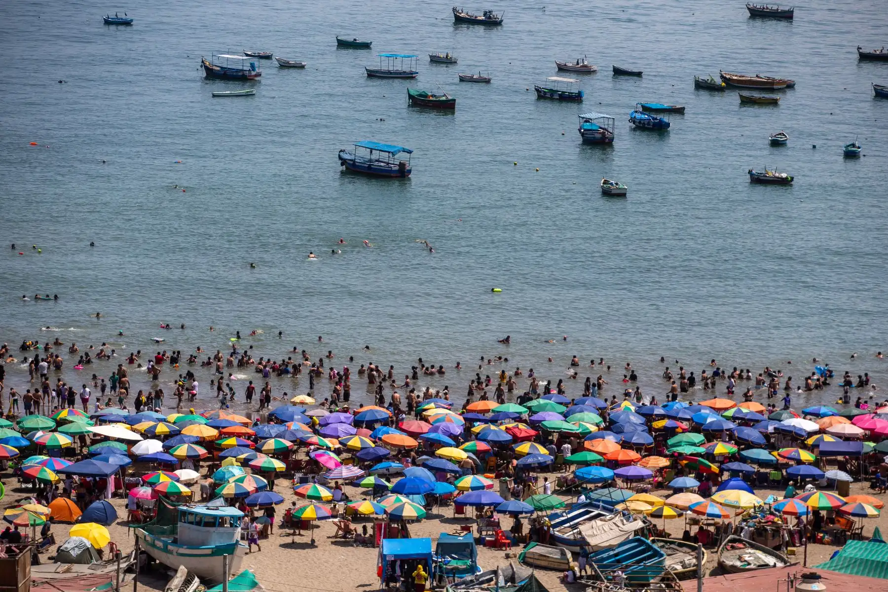 Se registra una asistencia masiva al balneario de Chorrillos, que se encuentra llena de personas aprovechando los feriados y las altas temperaturas. Foto: ANDINA/Tatiana Gamarra