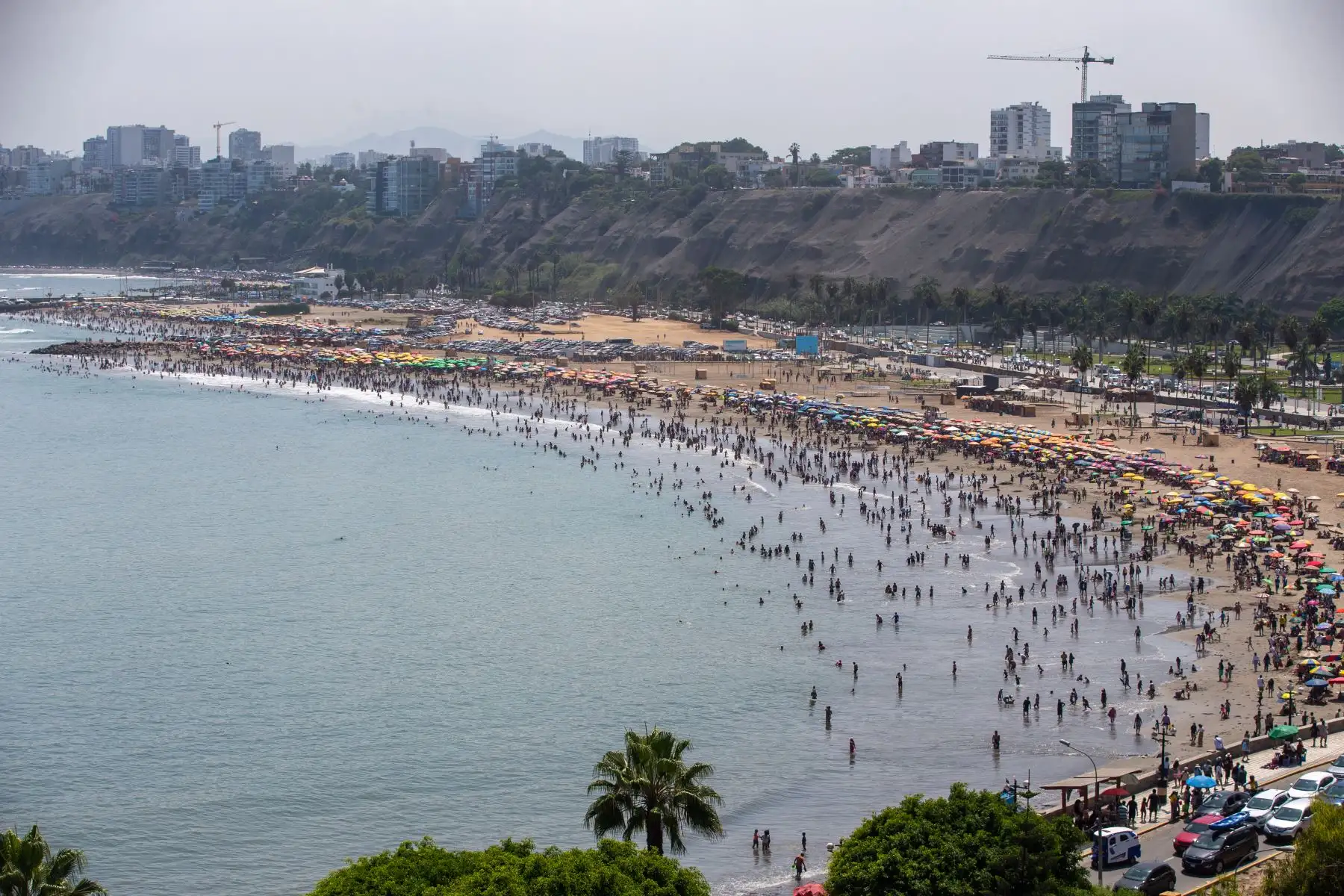 Se registra una asistencia masiva al balneario de Chorrillos, que se encuentra llena de personas aprovechando los feriados y las altas temperaturas. Foto: ANDINA/Tatiana Gamarra