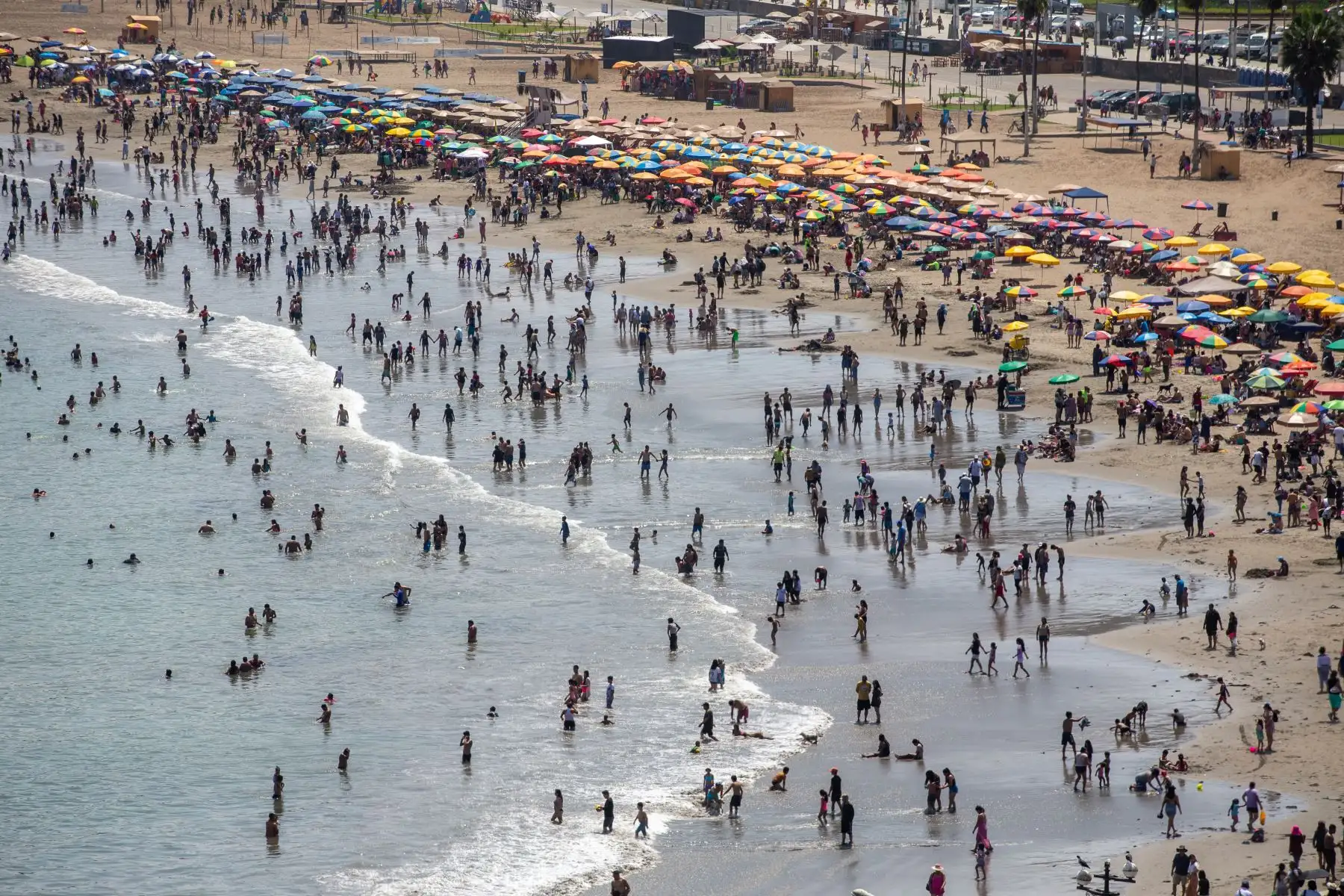 Se registra una asistencia masiva al balneario de Chorrillos, que se encuentra llena de personas aprovechando los feriados y las altas temperaturas. Foto: ANDINA/Tatiana Gamarra