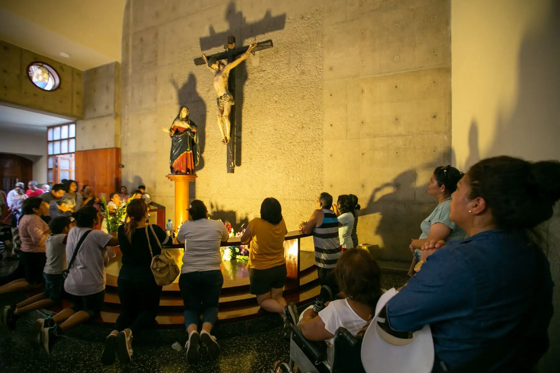 Miles de limeños acudieron el día de ayer al Centro Histórico para recorrer las siete iglesias, tal como lo dicta la tradición del Jueves Santo. A pesar de la inusual ola de calor, los feligreses tomaron las calles del centro de Lima para visitar las iglesias en esta tradicional muestra de fe católica.
Foto: ANDINA/Tatiana Gamarra